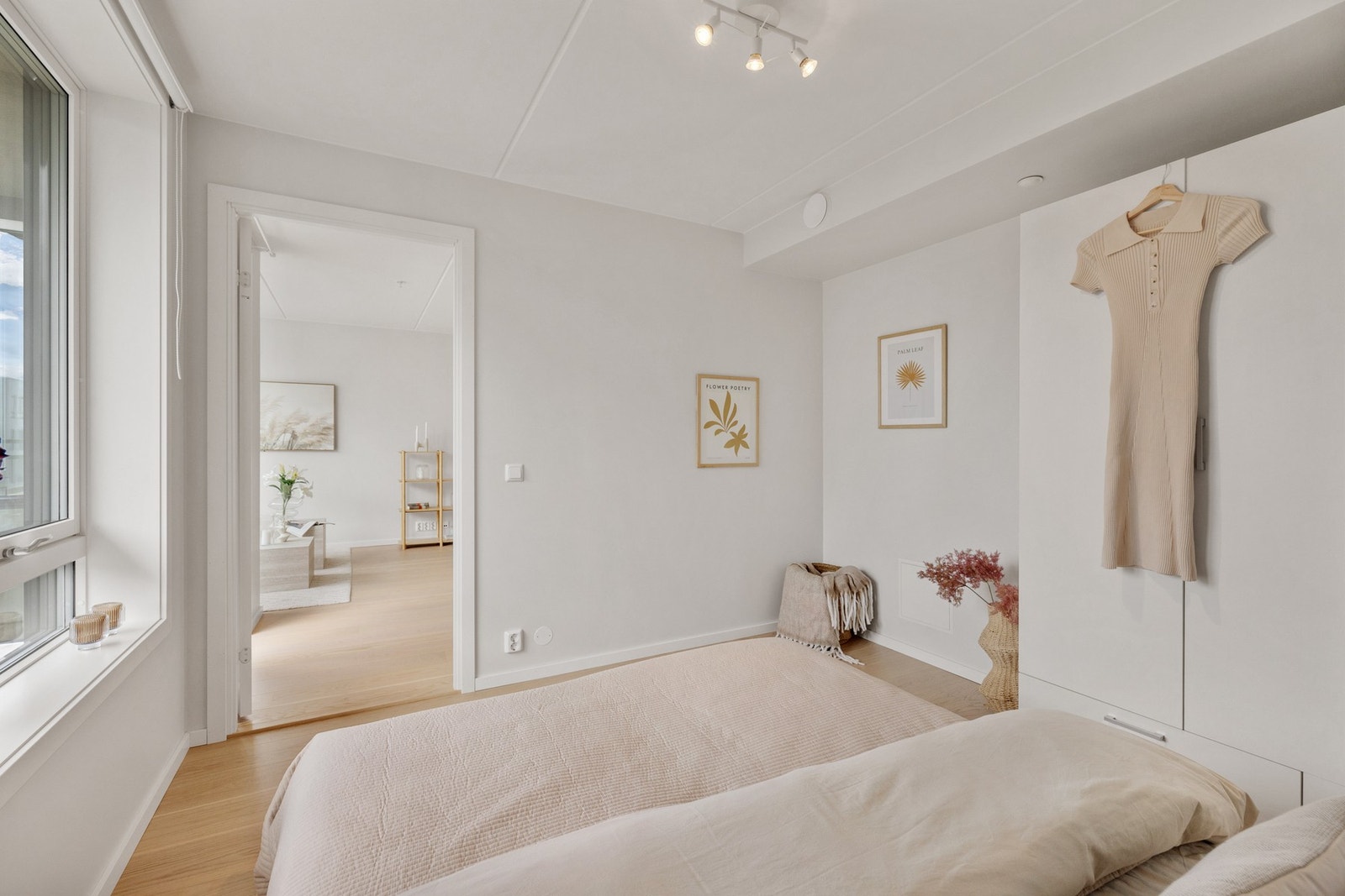 Lyst og delikat soverom Galleribilde