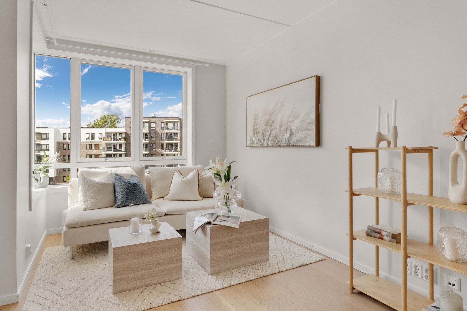 I stuen er det store vinduesflater som slipper inn rikelig med naturlig lys Galleribilde