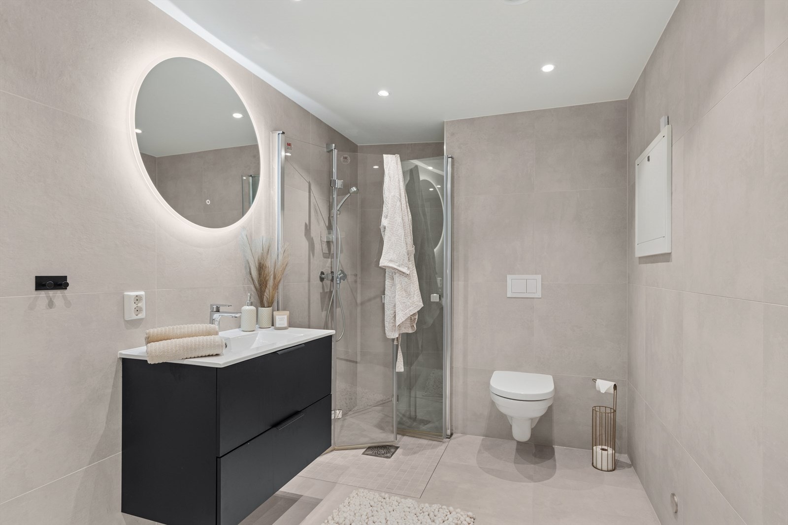 Lekkert og romslig dusjbad, med flislagt gulv og vegger. Galleribilde