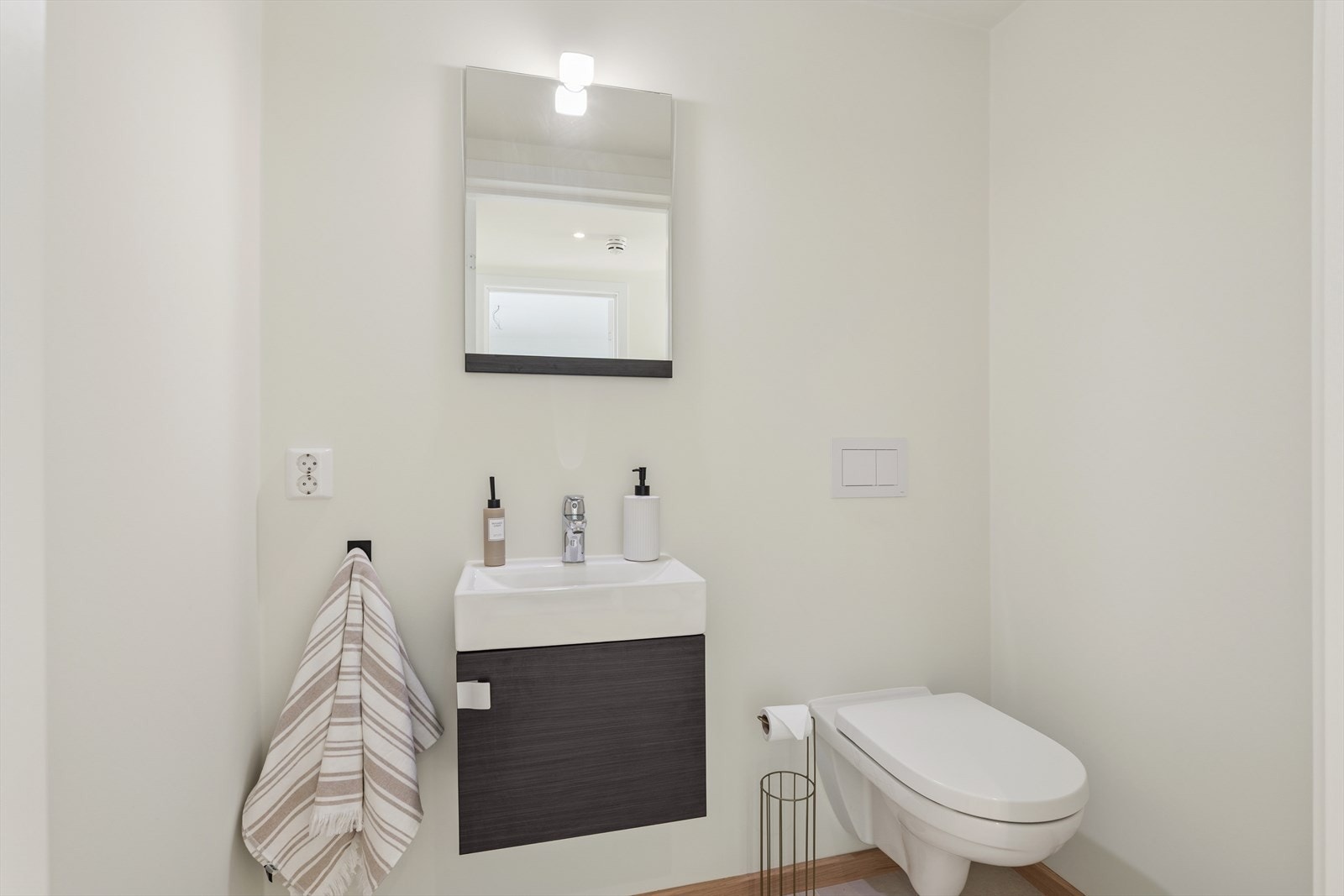 Separat toalrettrom - praktisk bl..a med tanke på gjester. Galleribilde