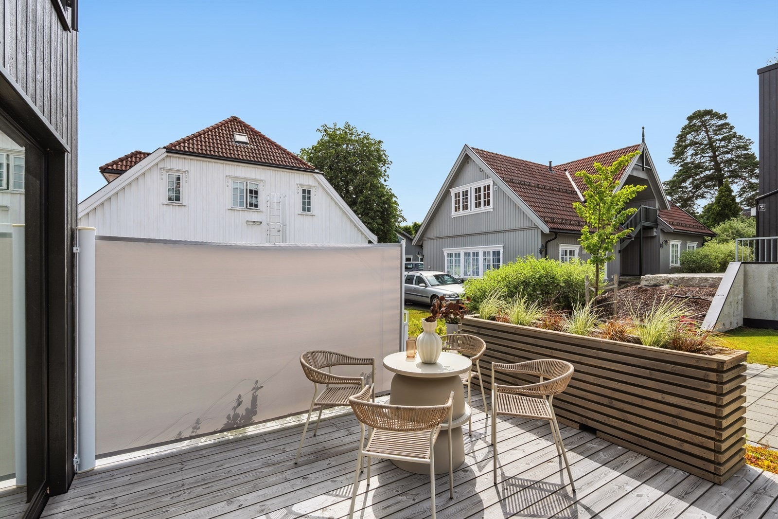 Om ønskelig kan terrasseplattingen skjermes ytterligere med levegg som kan trekkes ut. Galleribilde