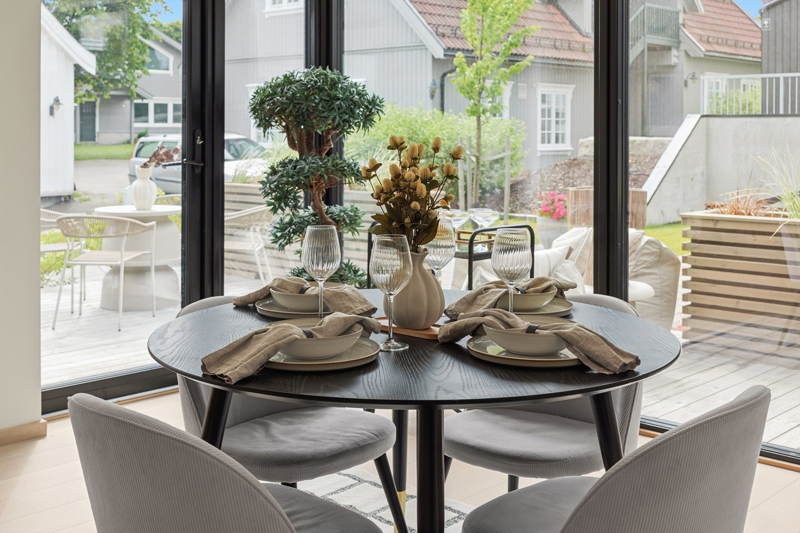 Velkommen til denne lyse og tiltalende leiligheten - store vindusflater -deilig terrasse - egen inngang. Presentert av DNB Eiendom v/Elisabeth Sedivy Galleribilde