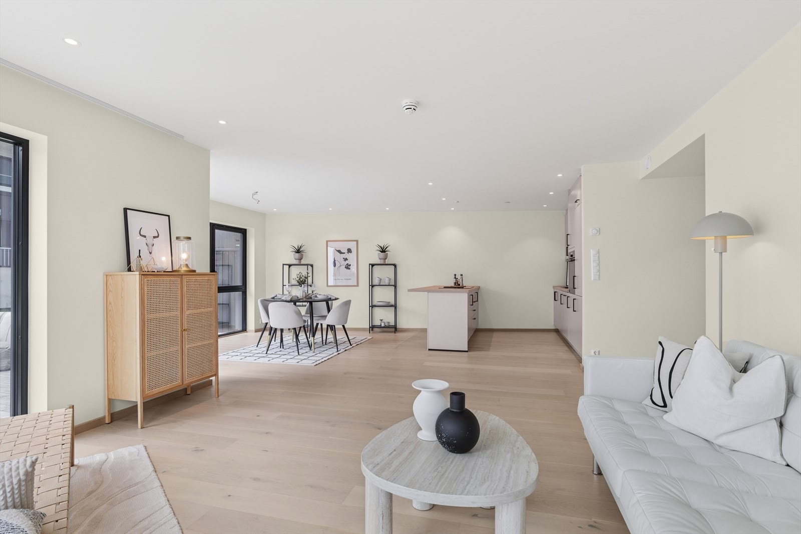 Den åpne løsningen gir god med plass og lys. Galleribilde