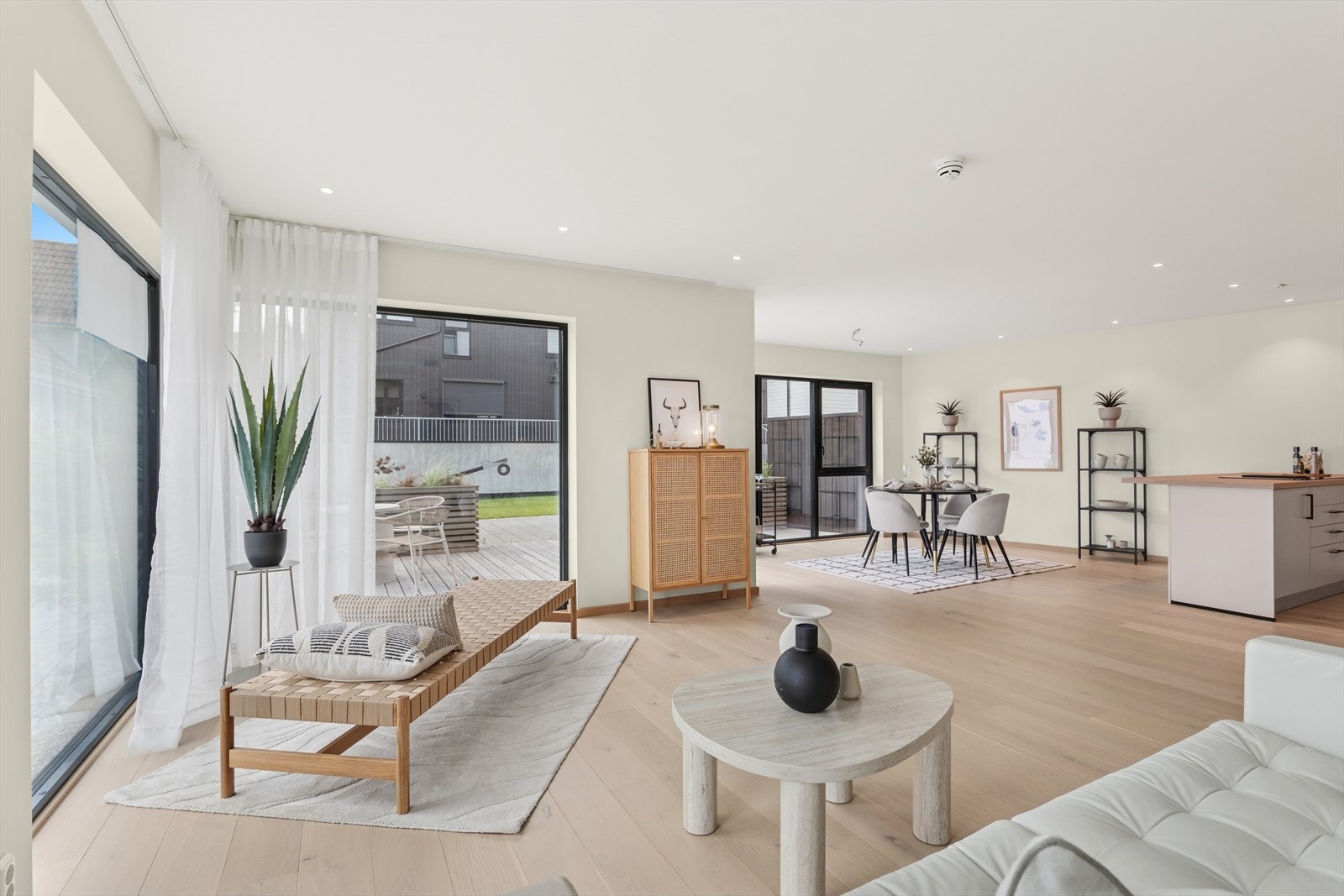 Stuer og kjøkken er i åpen løsning, noe som gir en god romfølelse. Galleribilde