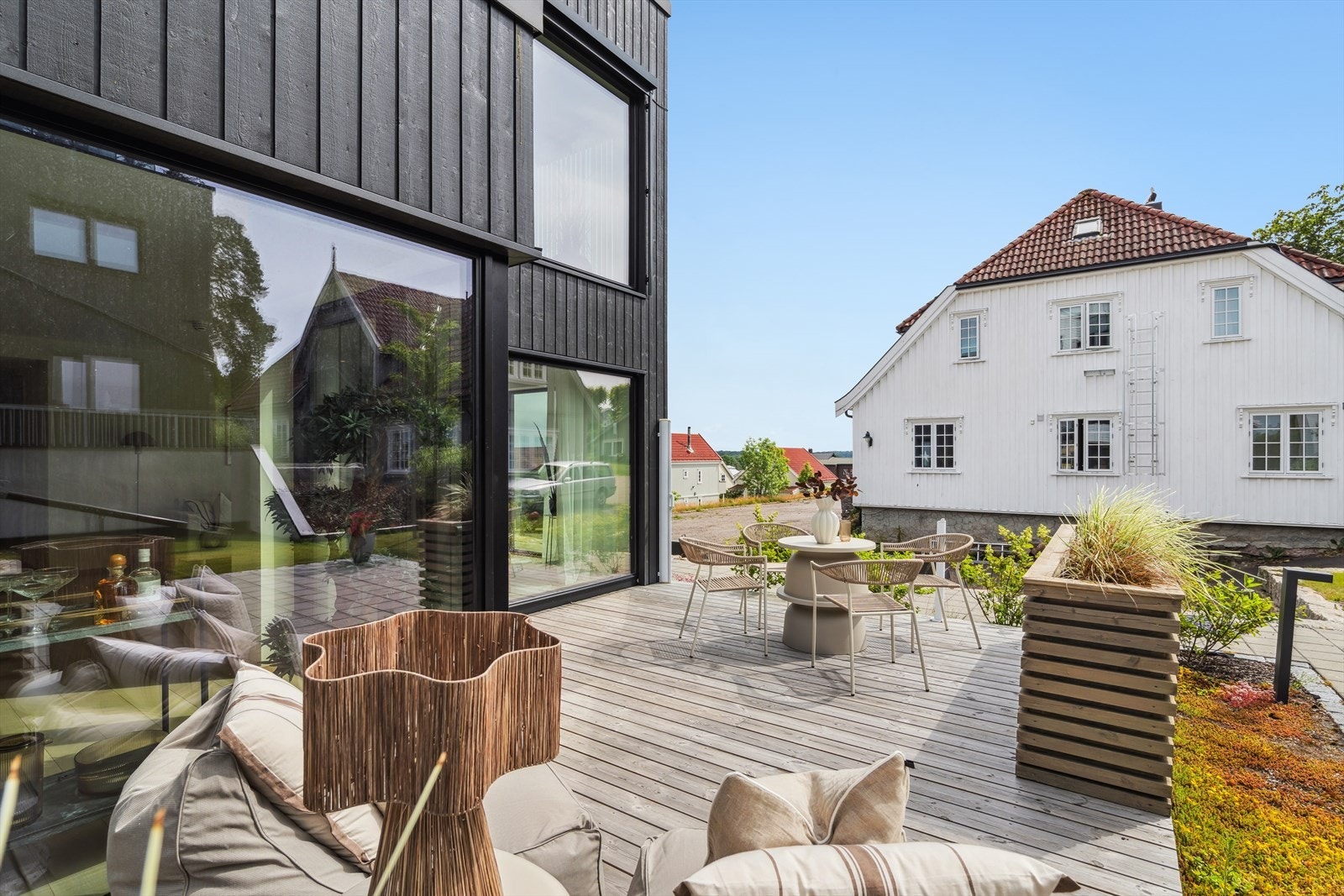 Om ønskelig kan terrasseplattingen skjermes ytterligere med leveggen som er montert. Galleribilde