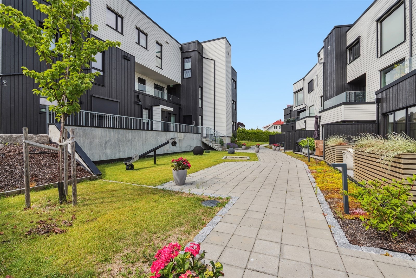 Fellesarealene er pent opparbeidet og beplantet - noe som gjør sameiet tiltalende. Galleribilde