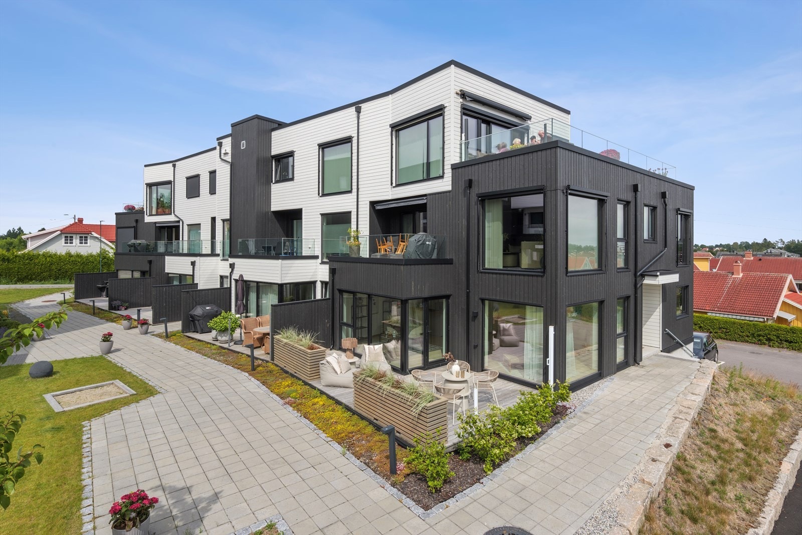 Leiligheten har egen inngang på ende av bygget. Galleribilde