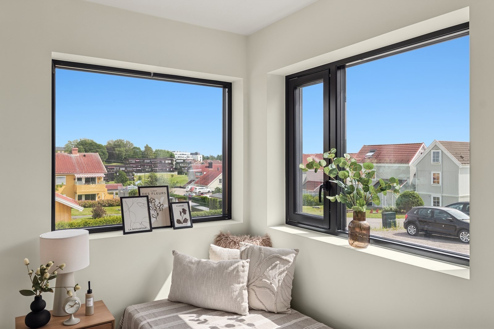 Det flotte "hjørnevinduet" gir godt med lys, og en god romfølelse. Galleribilde