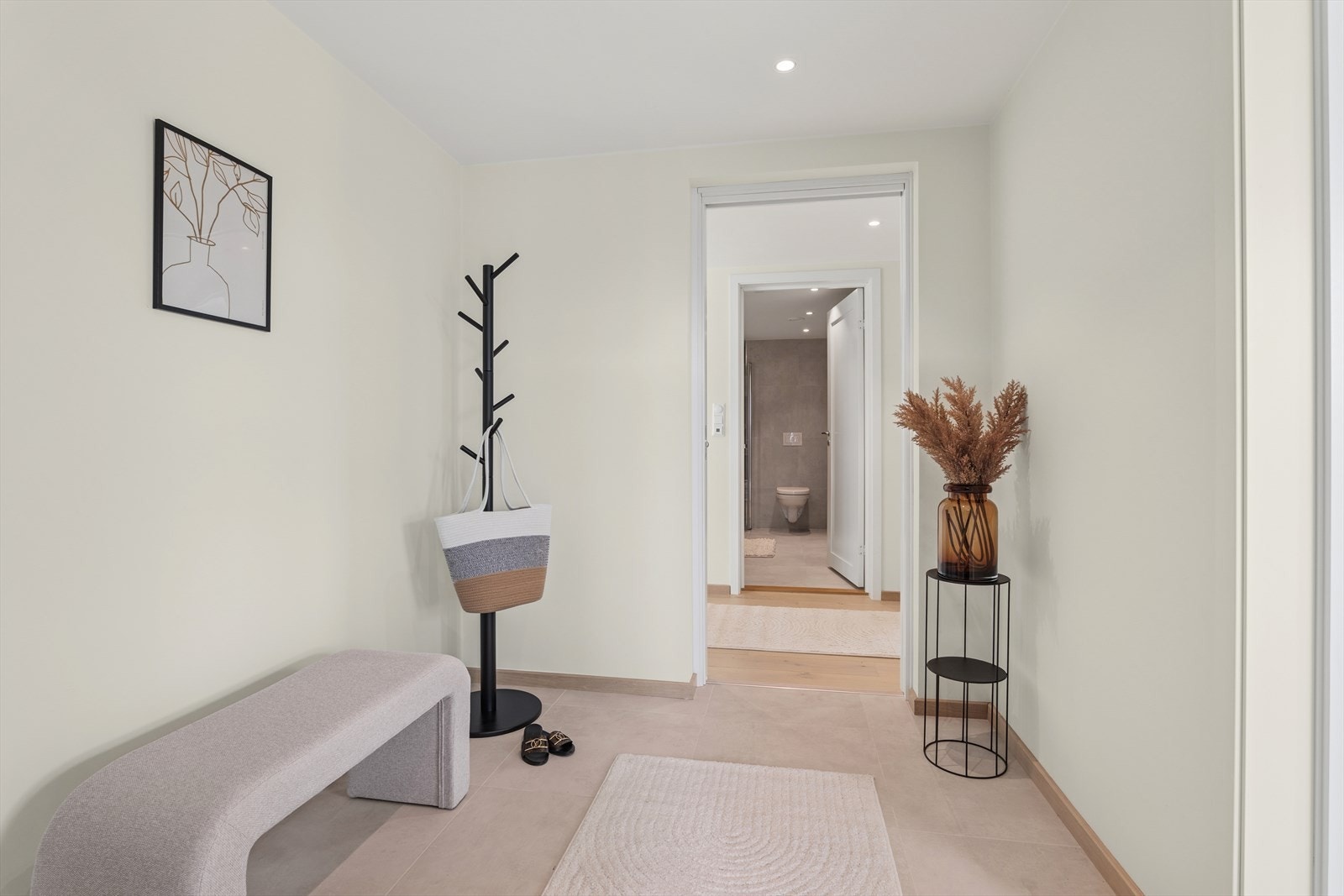 Velkommen inn - i en romslig gang/entré. Galleribilde