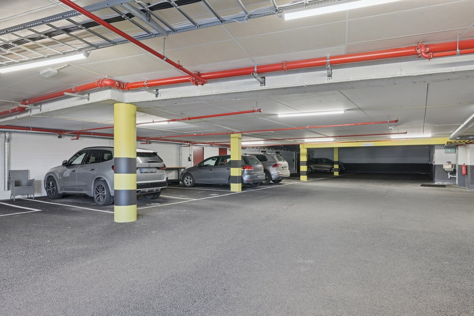 Parkeringsplass nr 15 medfølger i handelen, samt bod nr 14 i parkeringskjelleren. Galleribilde