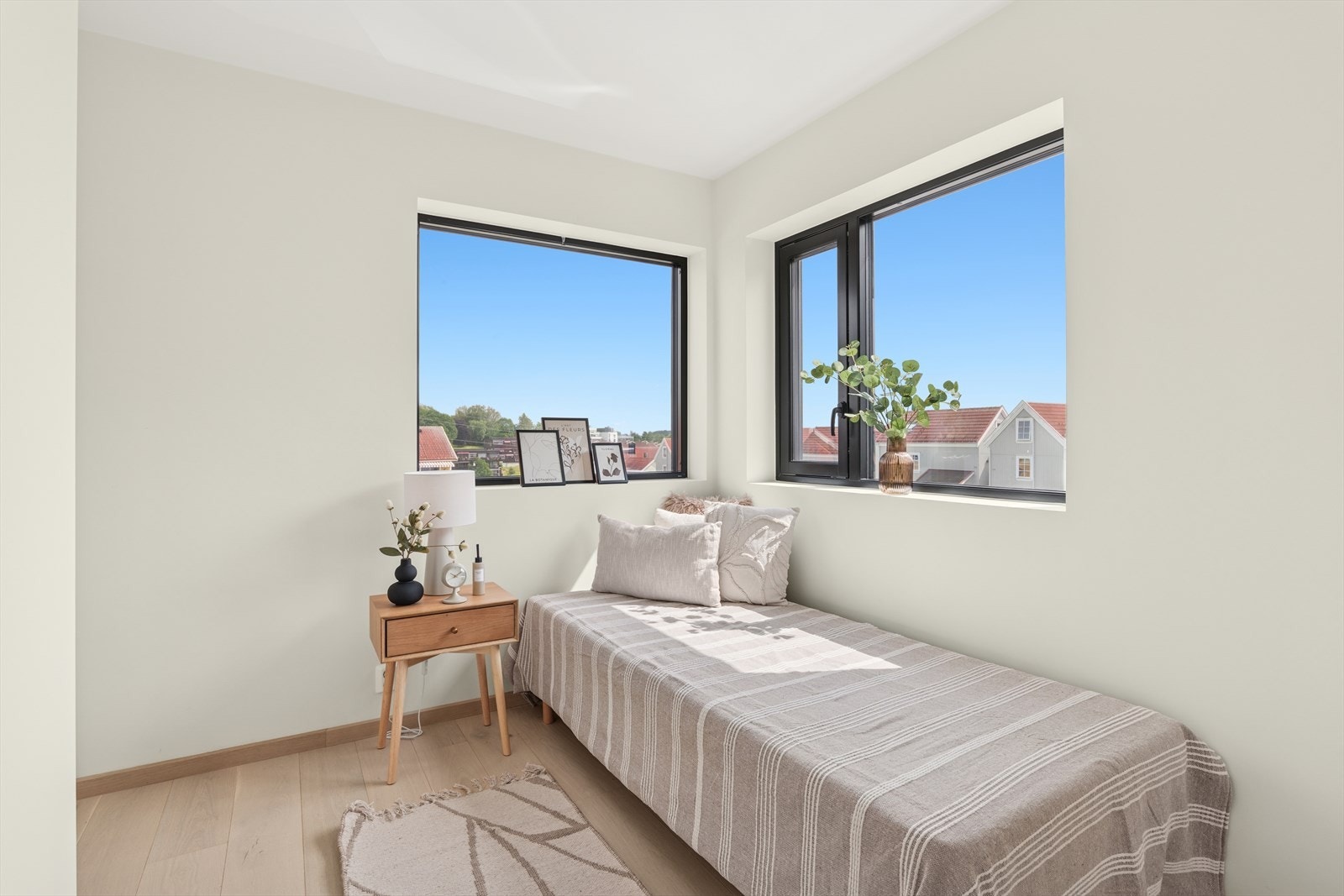 Det andre soverommet er noe mindre, men har god plass til ønsket møblering. Galleribilde