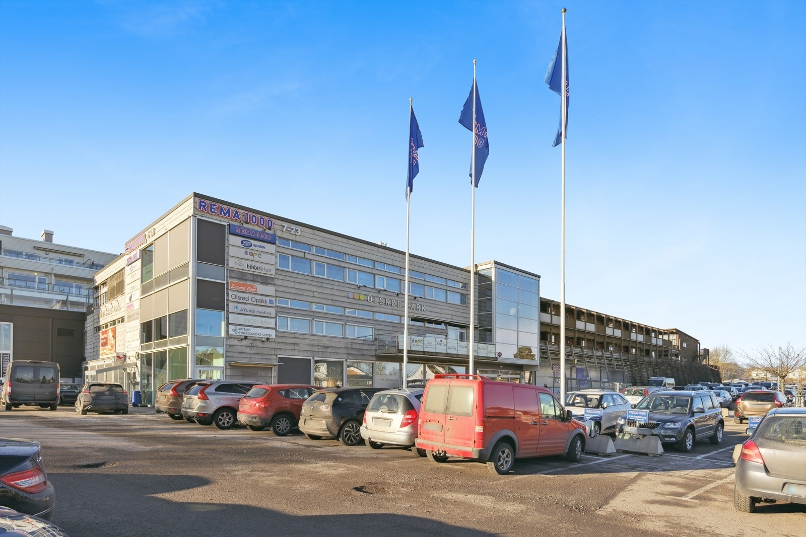 Olsrød Park ligger i nærområdet, med diverse butikker og tjenester, samt treningsstudio med bl.a. svømmebasseng. Galleribilde