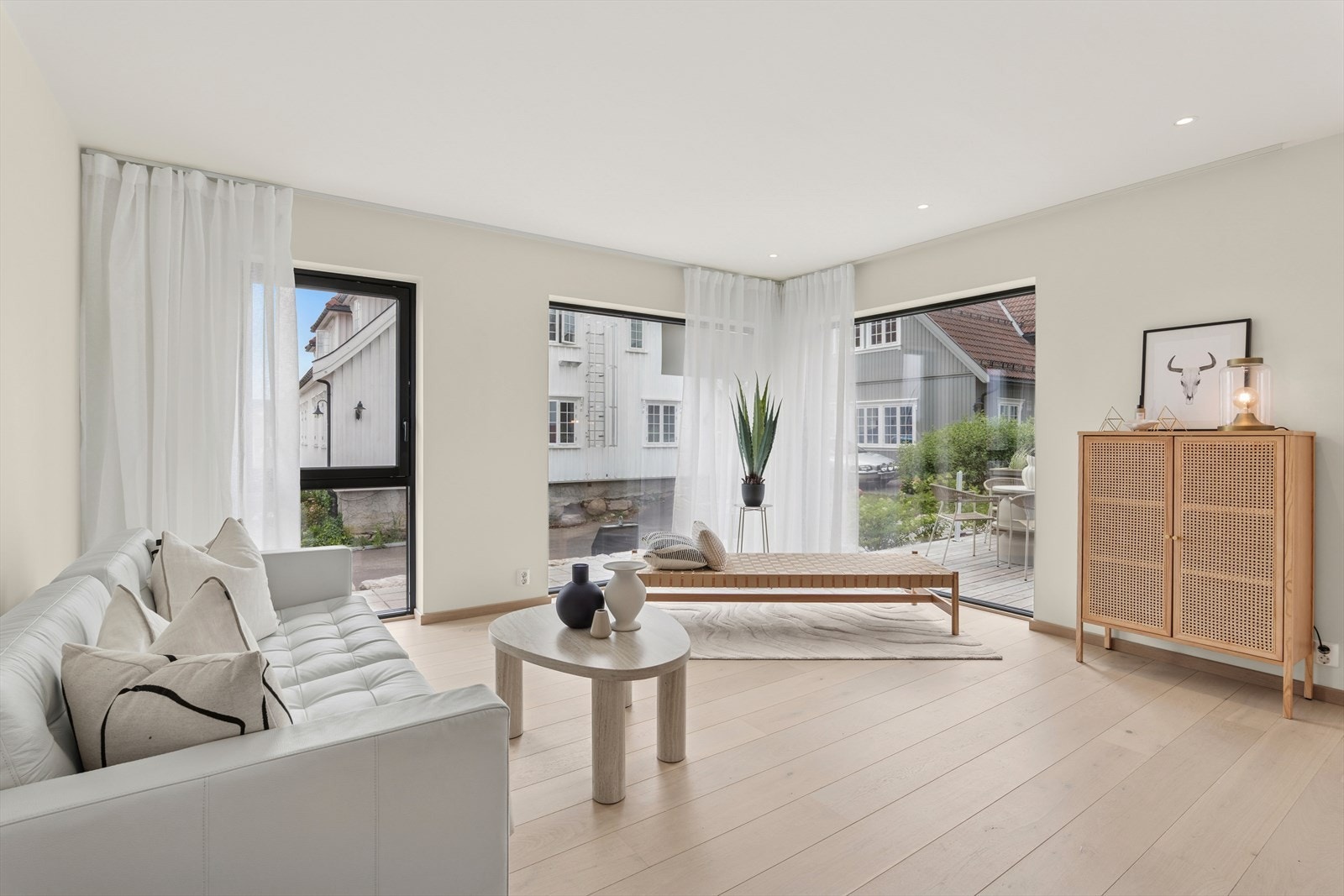 Luftig, lyst og delikat! Store vindusflater sørger for at det er godt med sol og dagslys. Galleribilde