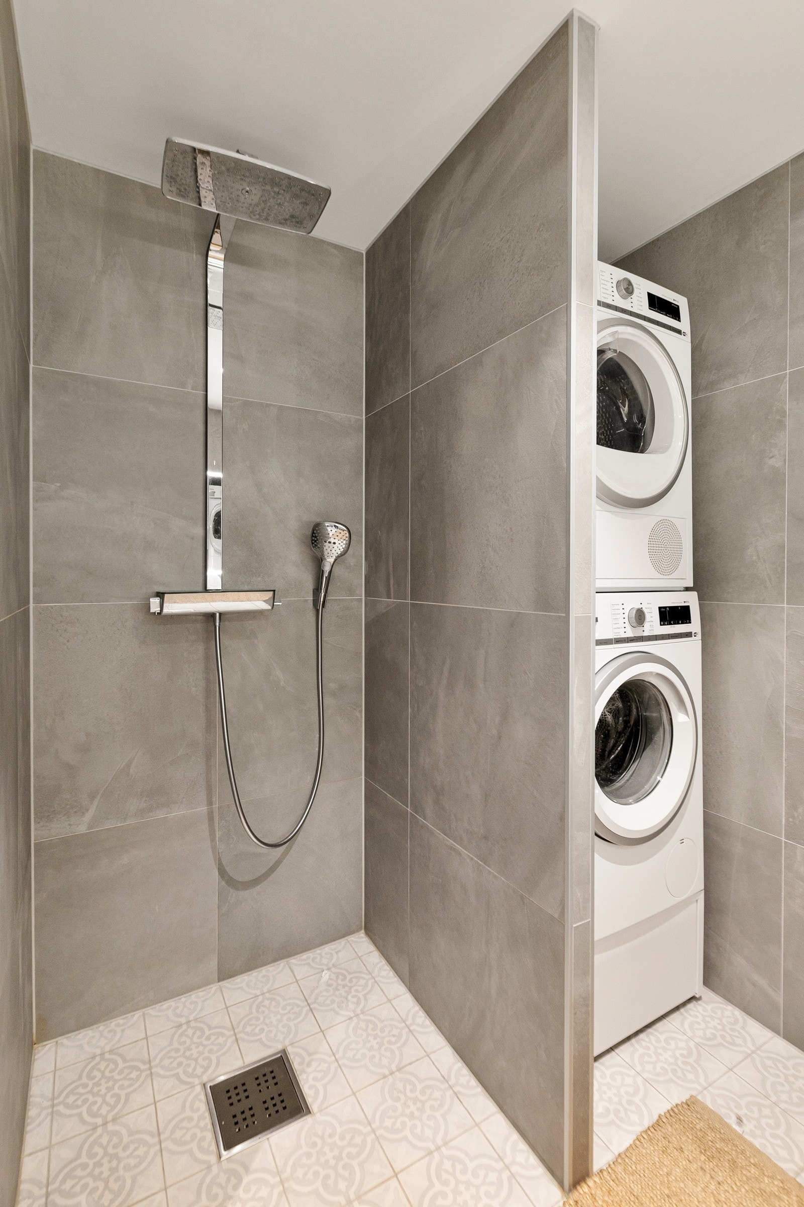 Opplegg for både vaskemaskin og tørketrommel. Dusjsonen er nedsenket og utstyrt med regnfallsdusj, termostatstyrt blandebatteri og sluk. Galleribilde