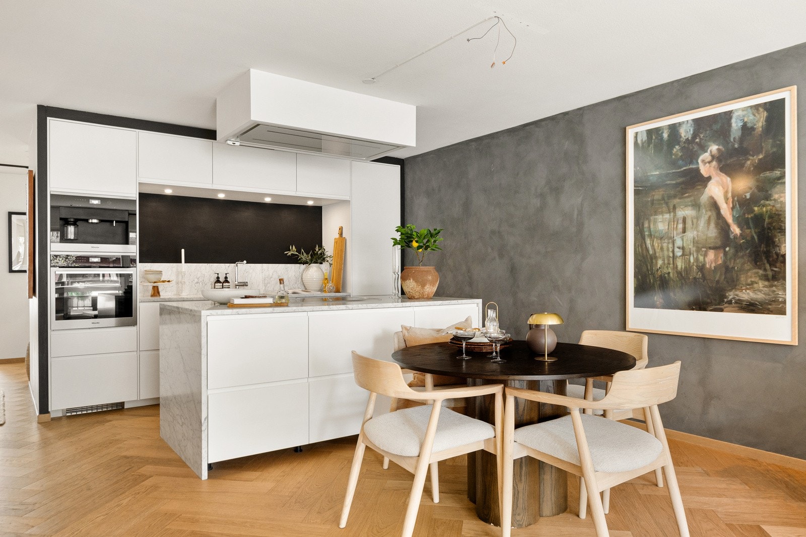 Delikat kjøkken, nytt i 2018 med glatte fronter og benkeplate i marmor med underlimt kum i rustfritt stål. Kjøkkenet har også en tilhørende kjøkkenøy som gir ekstra oppbevaringsmuligheter og en god arbeidsflate. Galleribilde