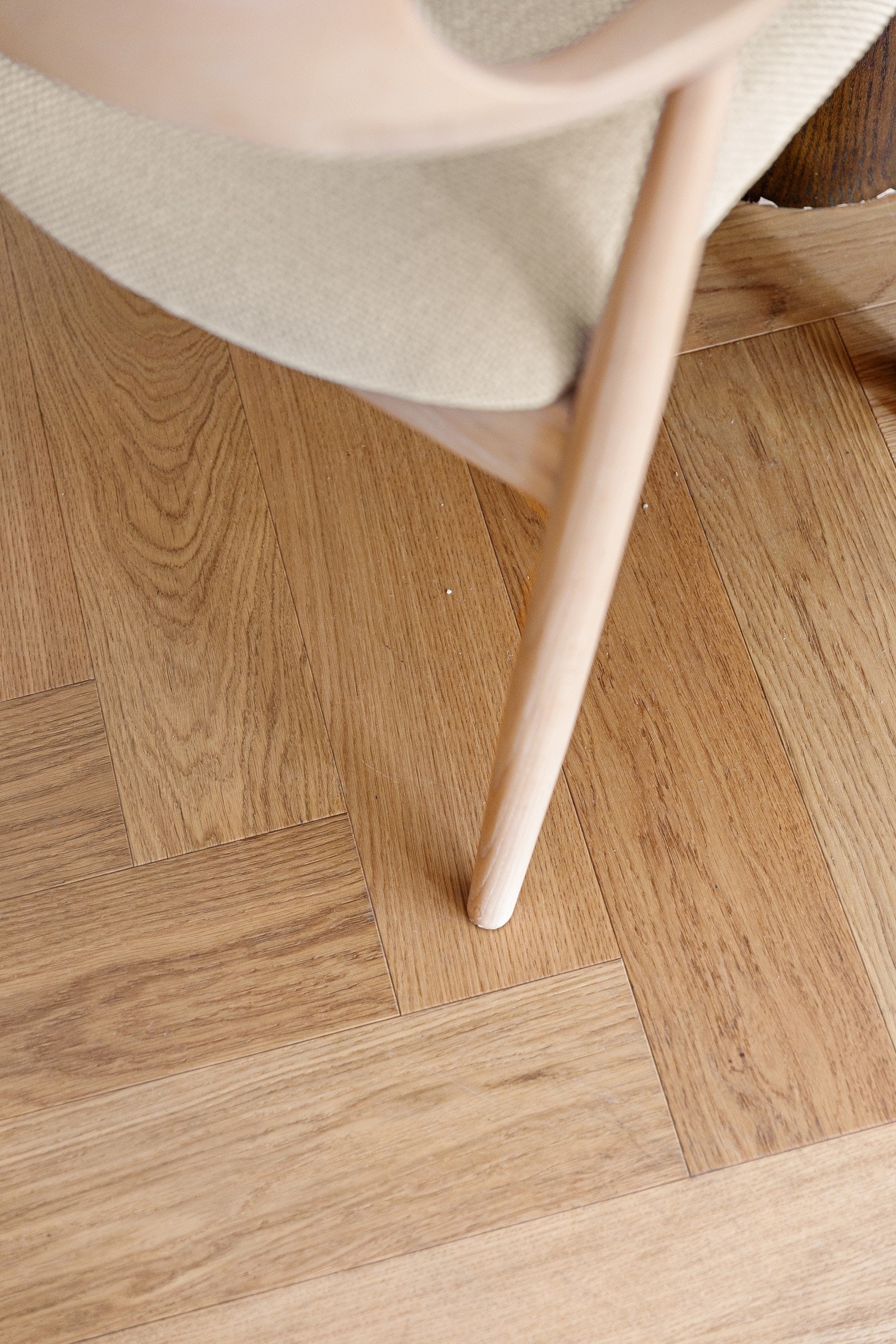 Delikat fiskebensparkett som skaper en varm og hyggelig atmosfære. Galleribilde