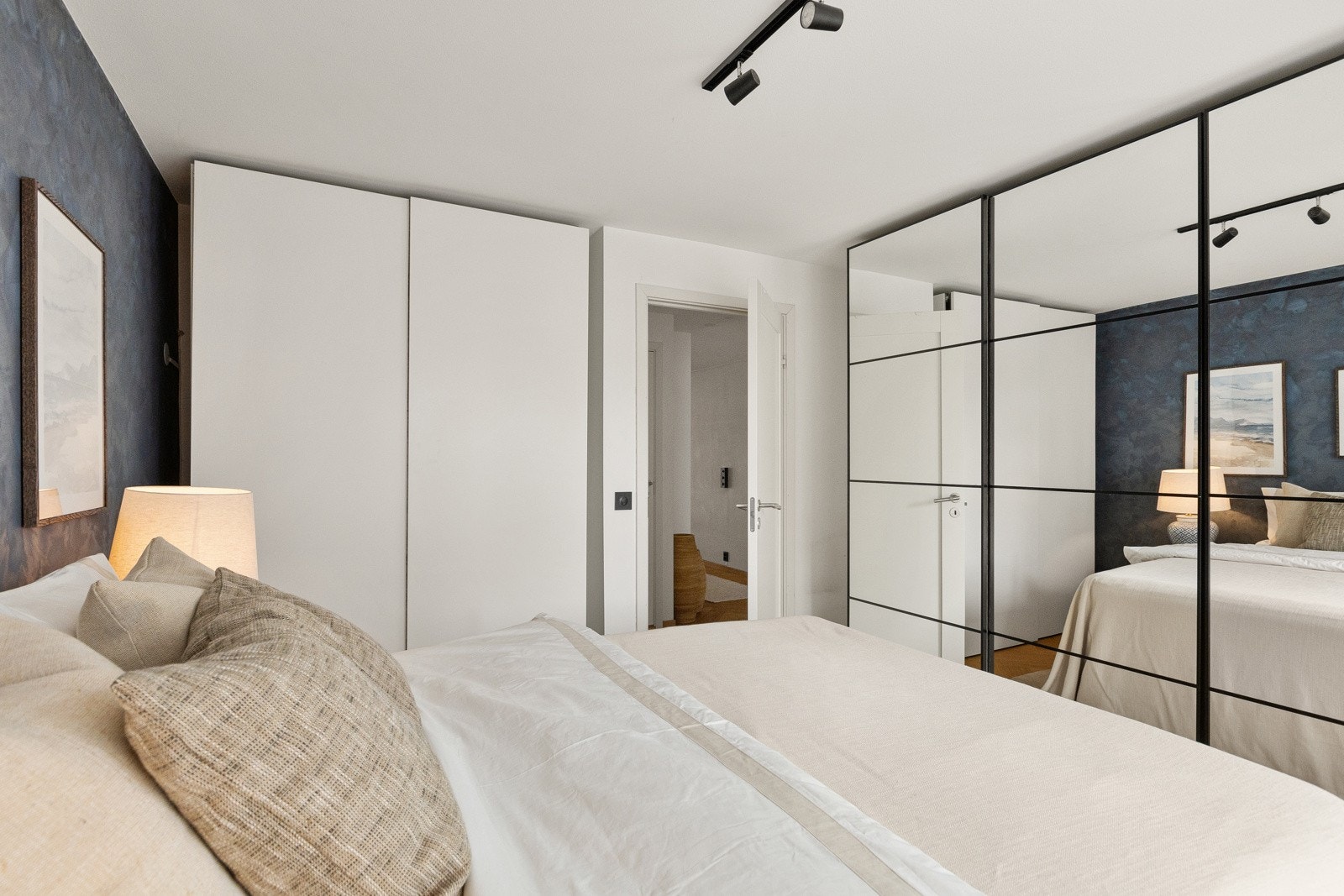 Praktisk garderobeløsning med speilfront som gir god oppbevaringsplass. Galleribilde