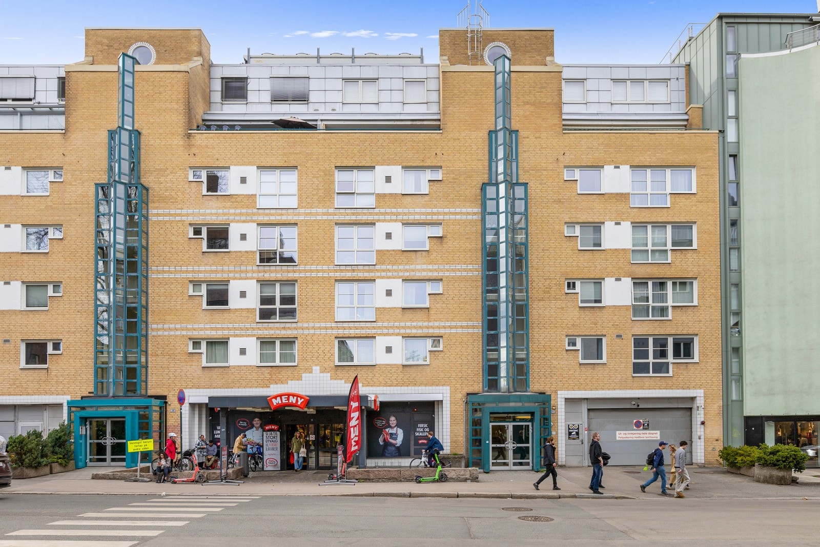 Leiligheten ligger tilbaketrukket fra Bogstadveien. Galleribilde