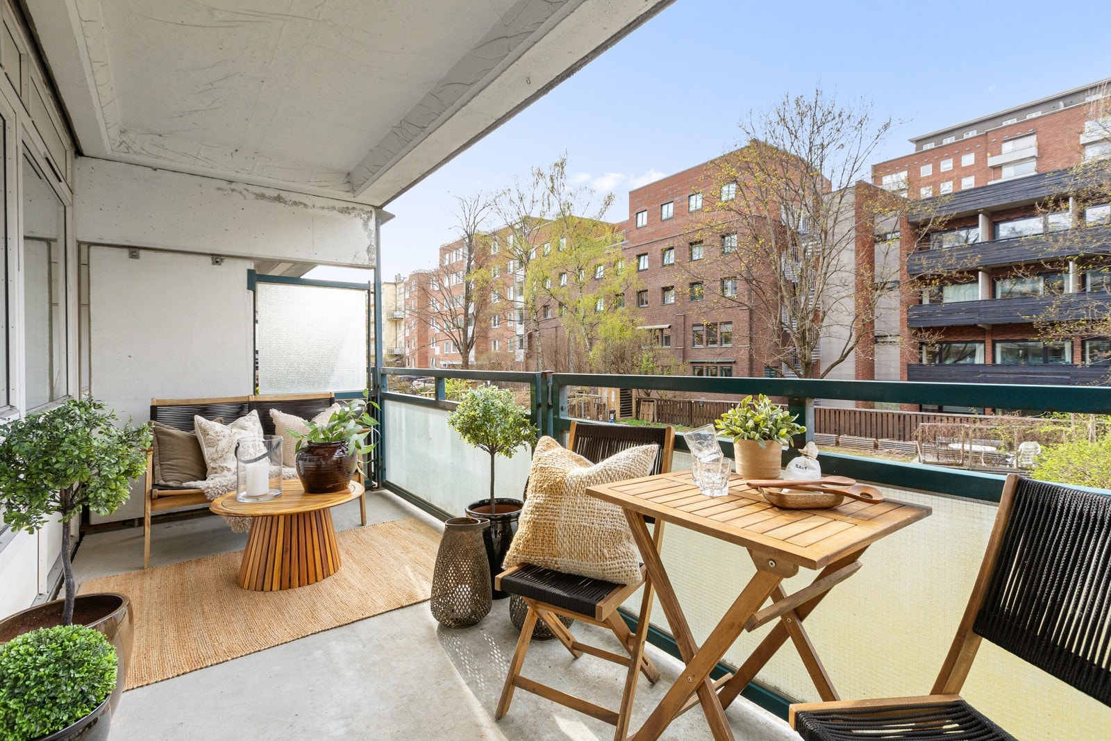 Fra stuen er det enkel adkomst til en romslig balkong på ca. 9 kvm med god plass til sittegruppe med tilhørende møblement. Galleribilde