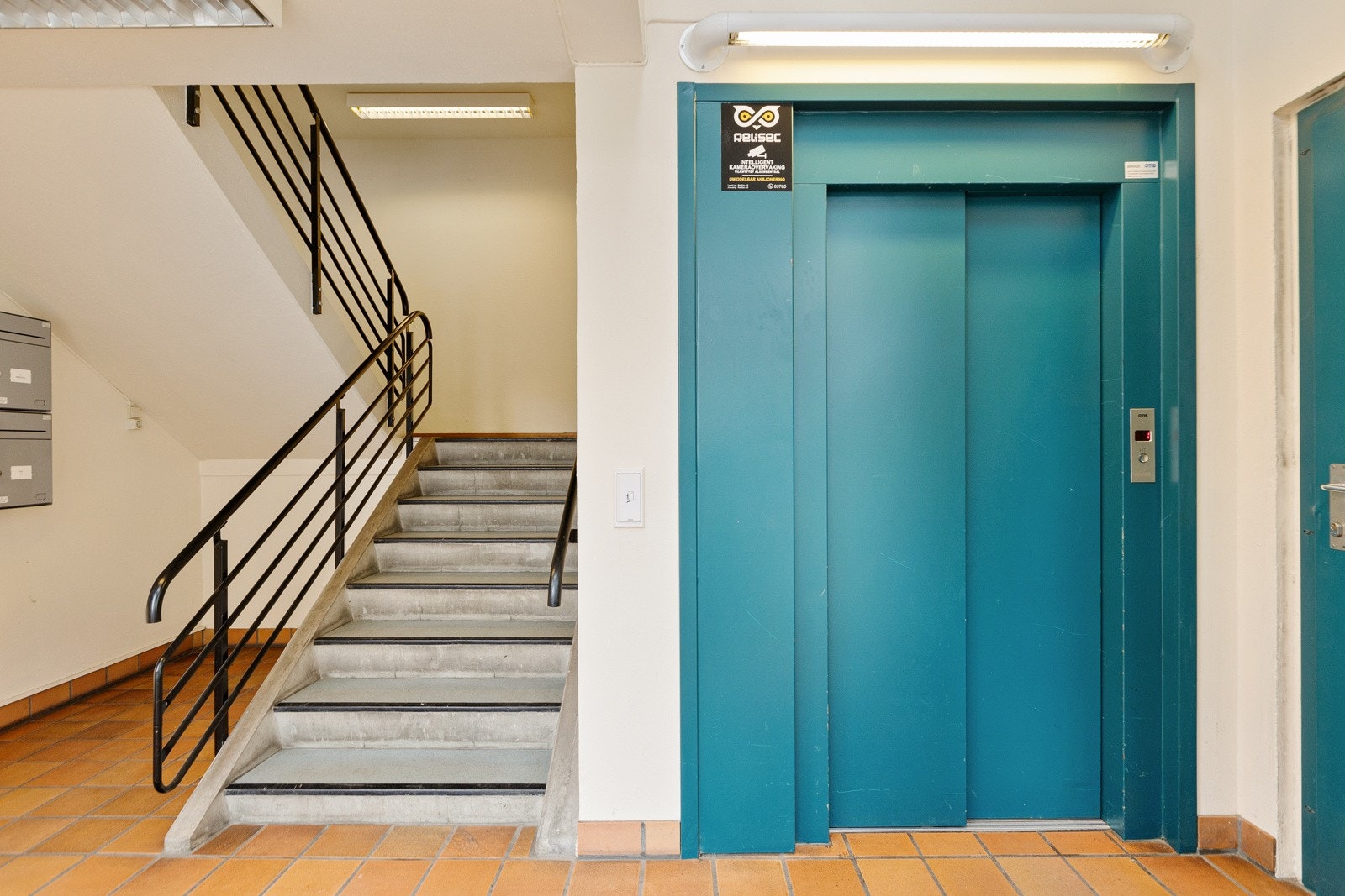 Leiligheten har enkel tilgang til heis som tar deg både til utgangsetasje og garasjeanlegg. Galleribilde