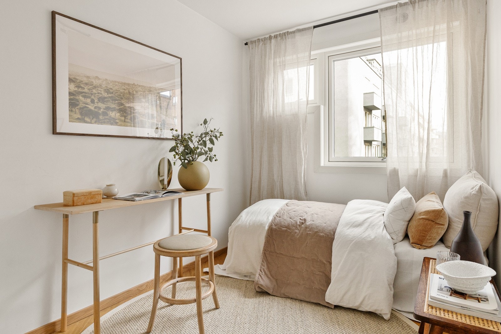 Pent soverom II med plass til seng og nattbord. Den store vindusflaten slipper inn rikelig med naturlig lys og skaper en luftig atmosfære. Galleribilde