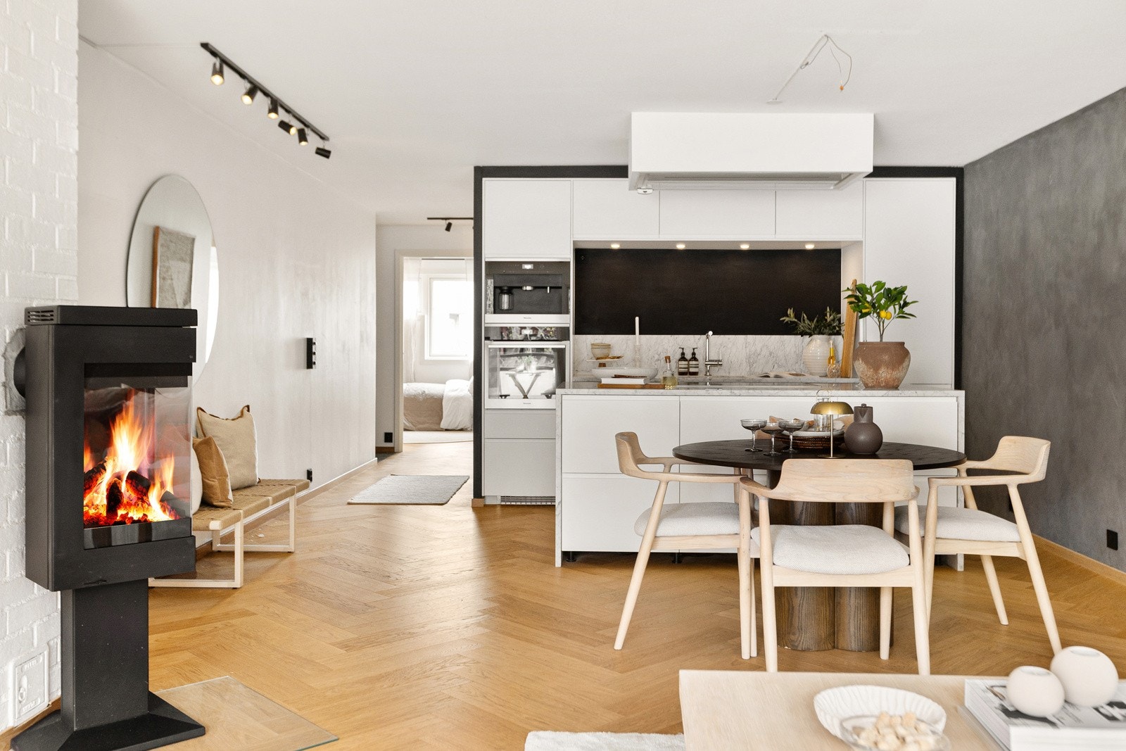 Koselig peisovn med glassplate under - perfekt på kalde høst-/vinterdager Galleribilde