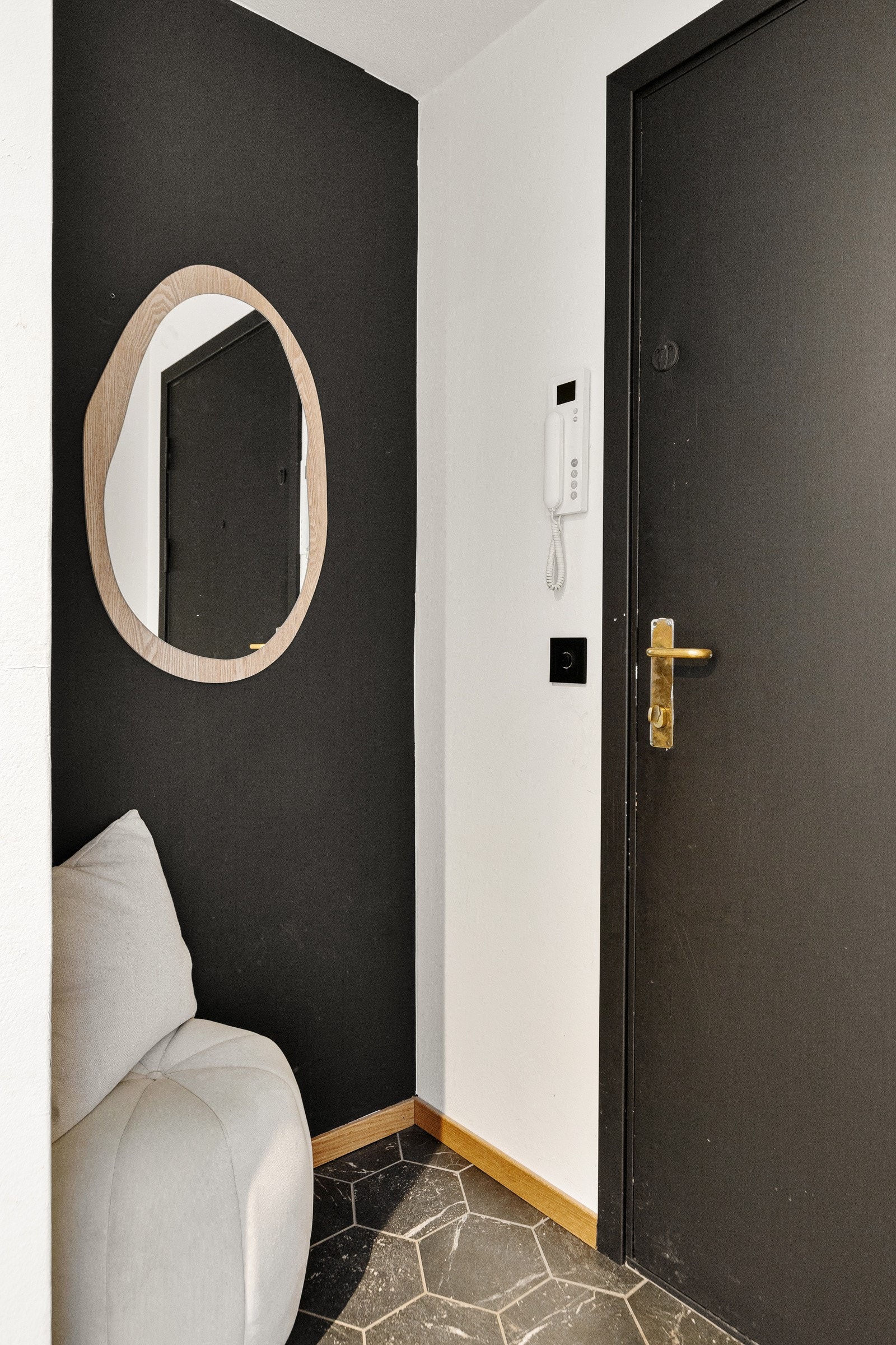 Et flott inngangsparti som gir et godt førsteinntrykk av boligen. Her er det plass til å henge fra seg klær og annet på knagger, i tillegg til mulighet for en praktisk garderobeløsning. Galleribilde