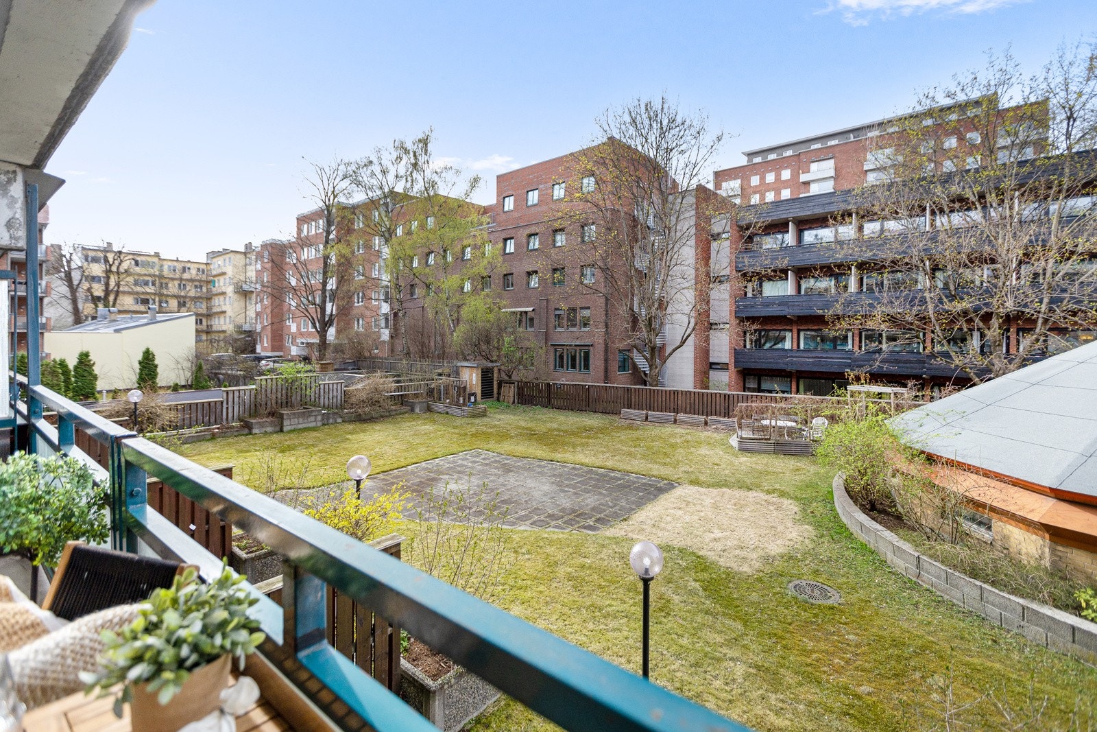 Flott utsyn mot pent opparbeidet og rolig bakhage. Galleribilde