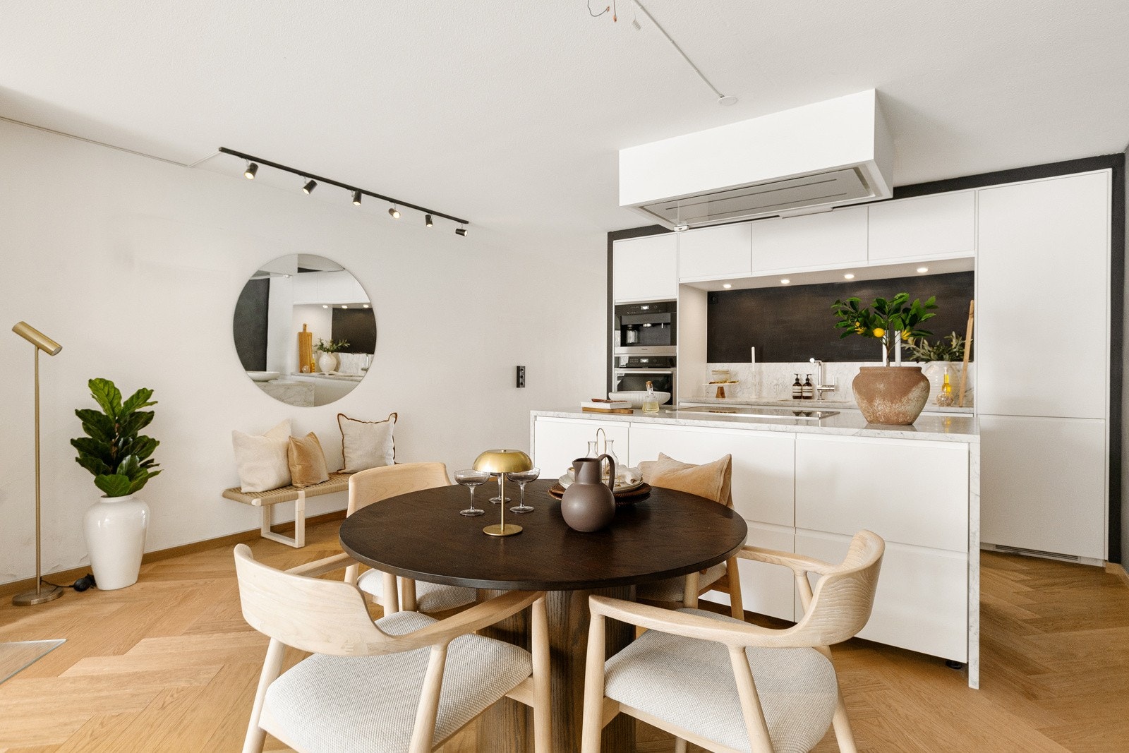 God plass til et romslig spisebord ved siden av, perfekt for hyggelige sammenkomster. Dette gjør rommet til et svært sosialt og innbydende samlingspunkt. Galleribilde