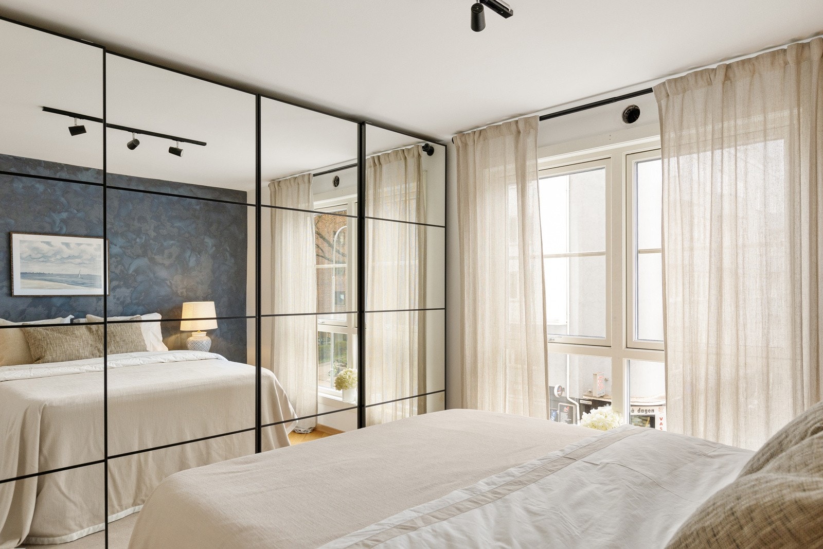 Store vindusflater slipper inn godt med naturlig lys, noe som gir rommet en luftig og innbydende atmosfære. Galleribilde