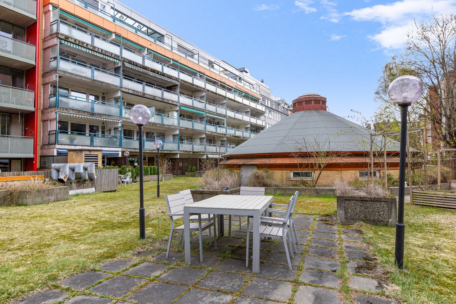 Koselig bakhage med utemøbler, perfekt for å nyte fine sommerdager. Galleribilde