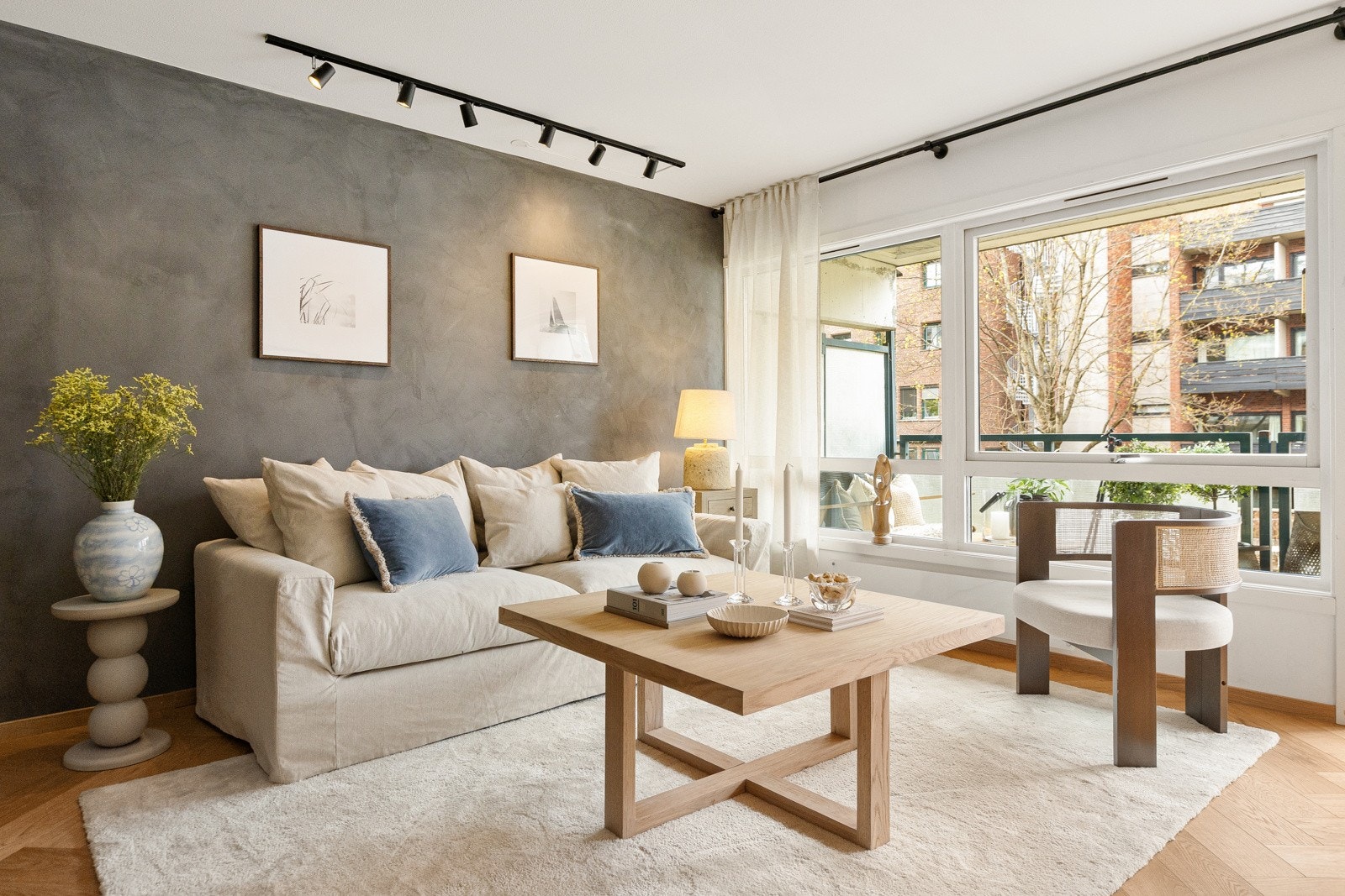 Lys og romslig stue med god plass til sofagruppe med tilhørende møblement. Galleribilde