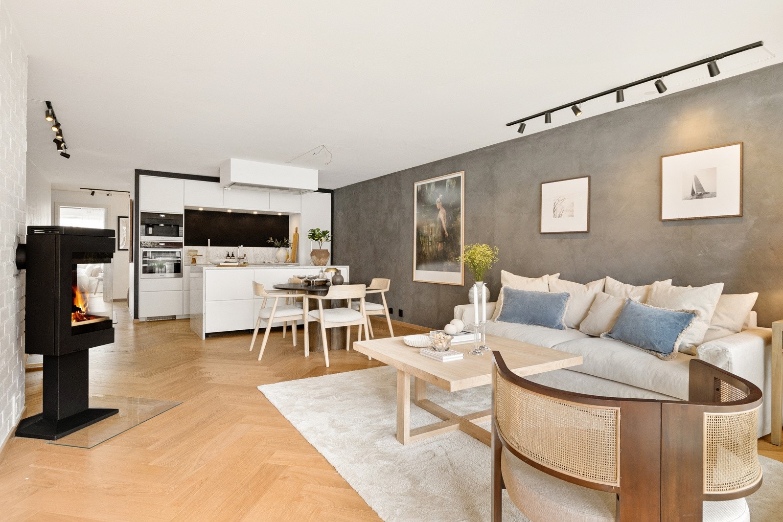 Stuen ligger i åpen løsning mot kjøkkenet, noe som skaper en sosial og funksjonell sone, perfekt for både hverdag og gjester. Galleribilde