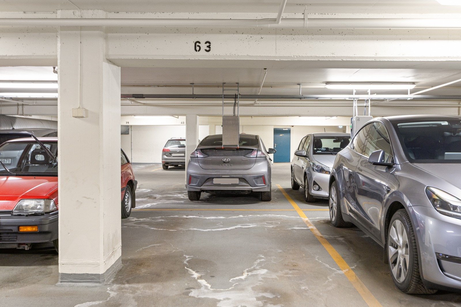 Leiligheten har parkeringsplass og elbillader. Garasjeplassen er nummer 65 og ligger i felles garasjeanlegg i kjelleren, med automatisk portåpner. Galleribilde