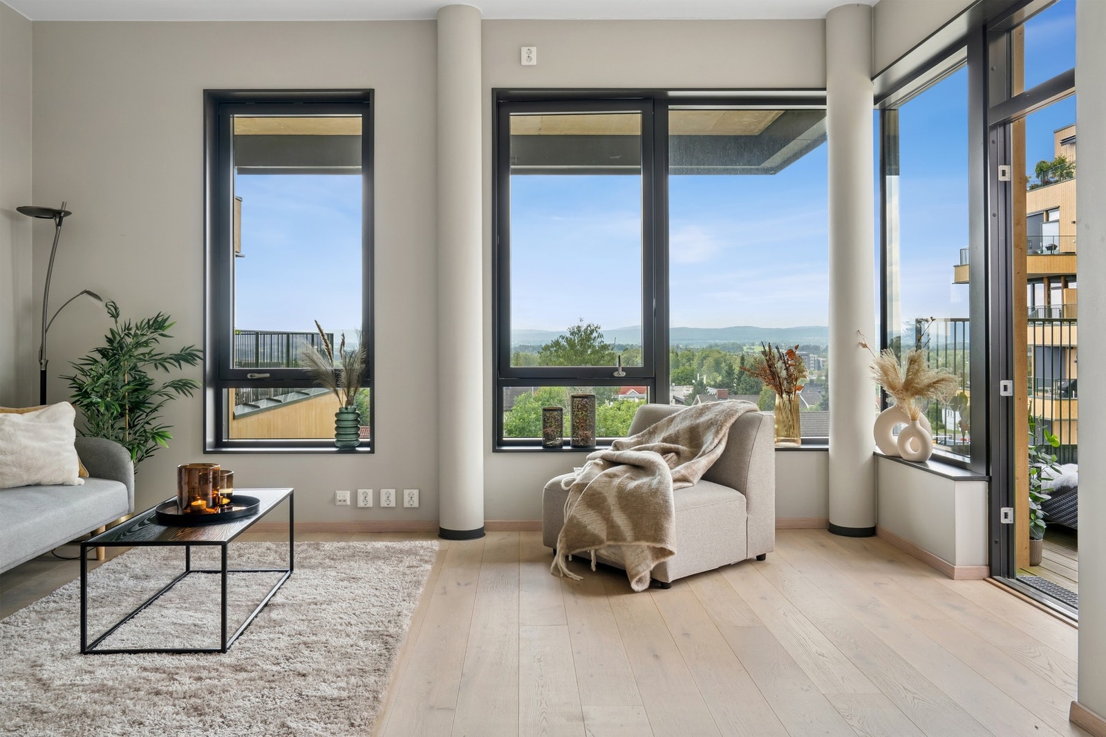 I stuen er det god plass til sofaløsning med tilhørende møblement, samt spisestuemøbler. I stue/kjøkken har man en takhøyde på hele 2,9 m! Galleribilde