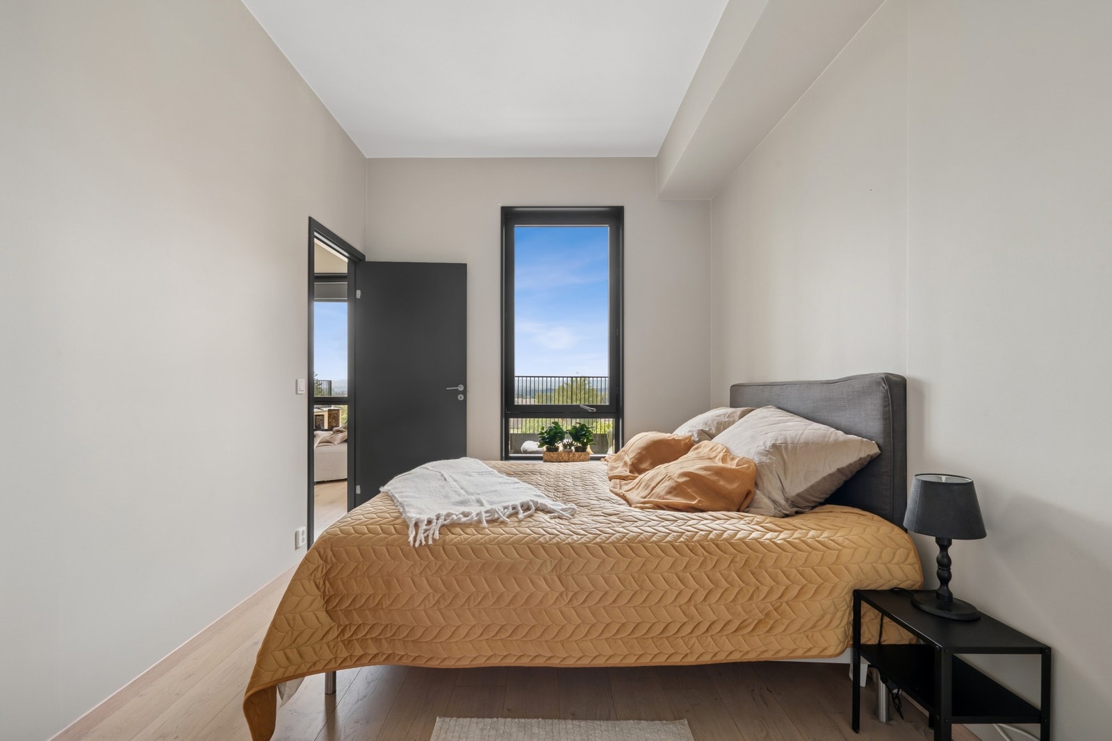 Leiligheten har et meget romslig og tiltalende soverom av samme gode kvalitet og standard som resten av leiligheten. Soverommet har god plass til dobbeltseng og tilhørende nattbord. Galleribilde