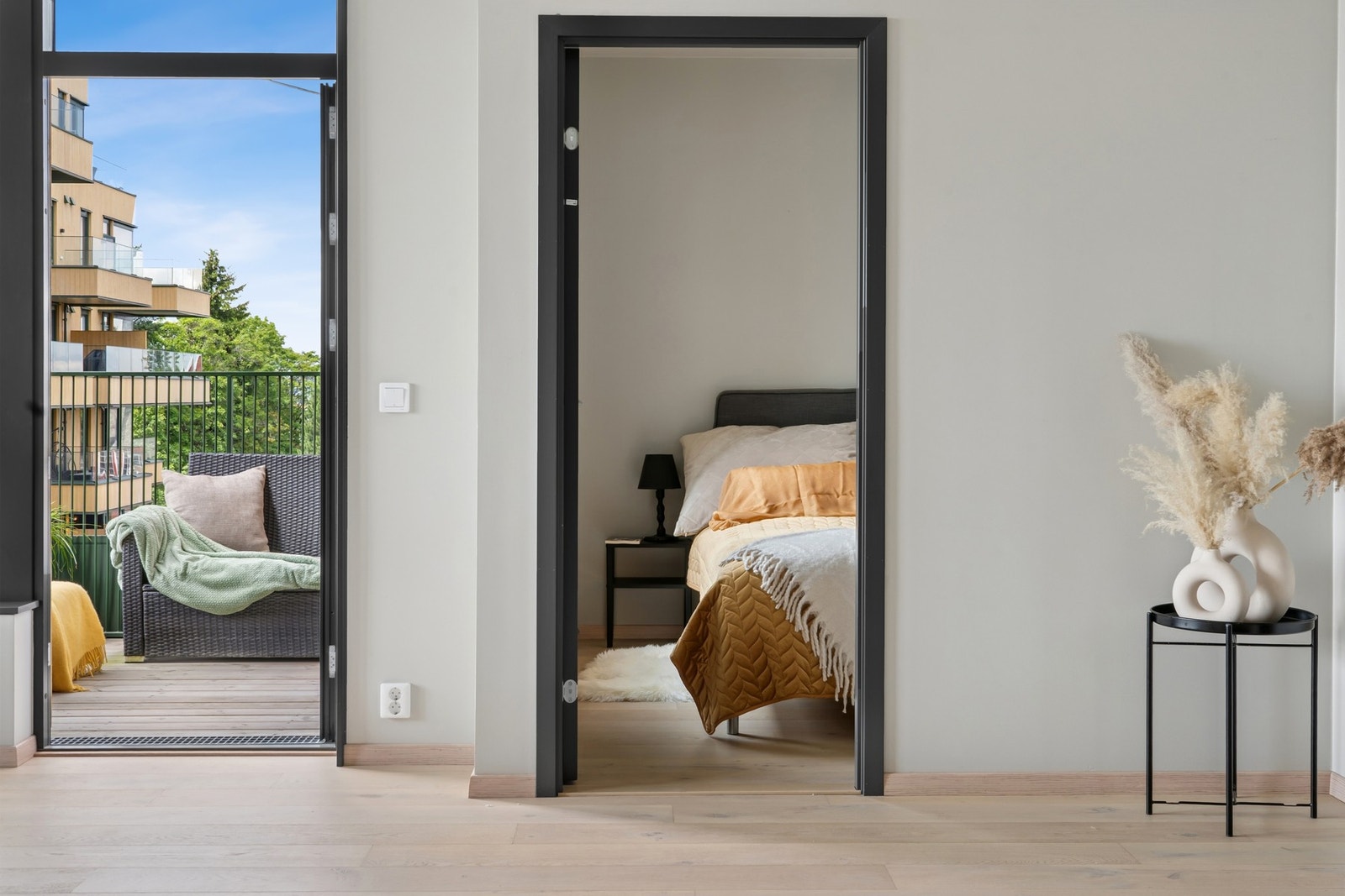 Fra stuen er det utgang til en trivelig vestvendt balkong på 5 kvm, et perfekt sted å nyte late dager og sene kvelder. Galleribilde