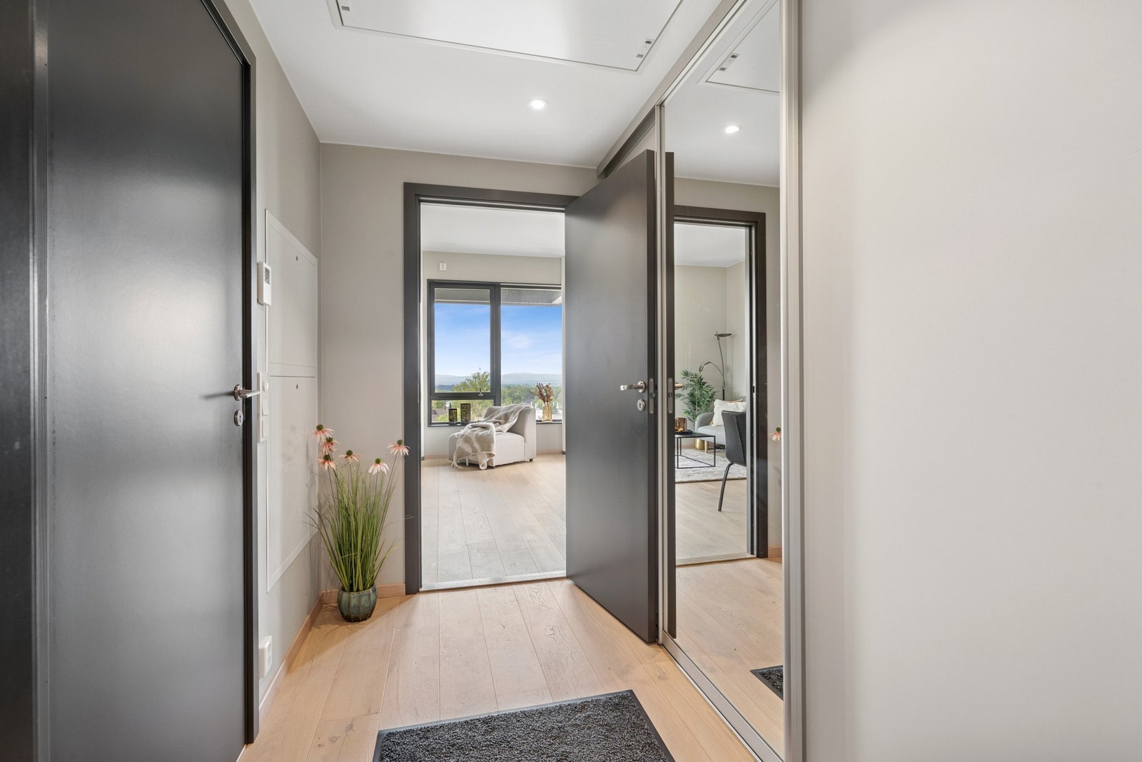 Himlingen i entré er pent lyssatt med LED dowlights. Det er montert dørcalling m/kamera ved inngangsdøren. Galleribilde