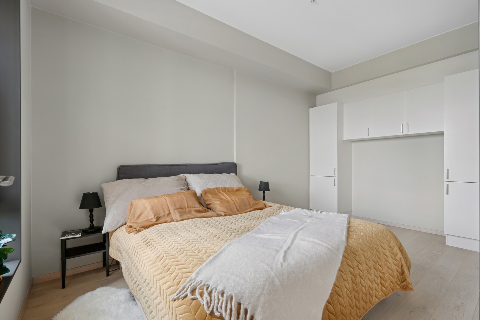 Det er avsatt plass til å sette inn garderobeskap og kommoder. Oppvarming via vannbåren varme i gulv. Galleribilde