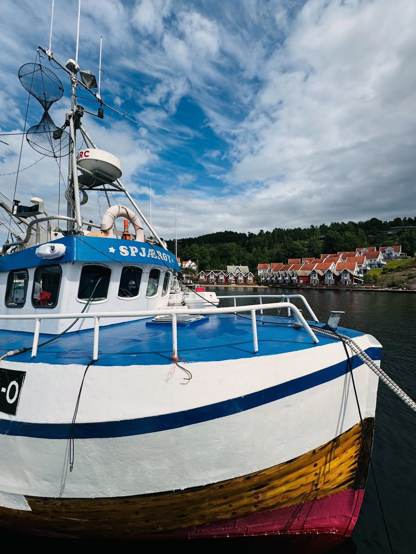 Vi har en egen reketråler som selger ferske reker og sjøkreps på brygga på Holmsbu Resort Galleribilde