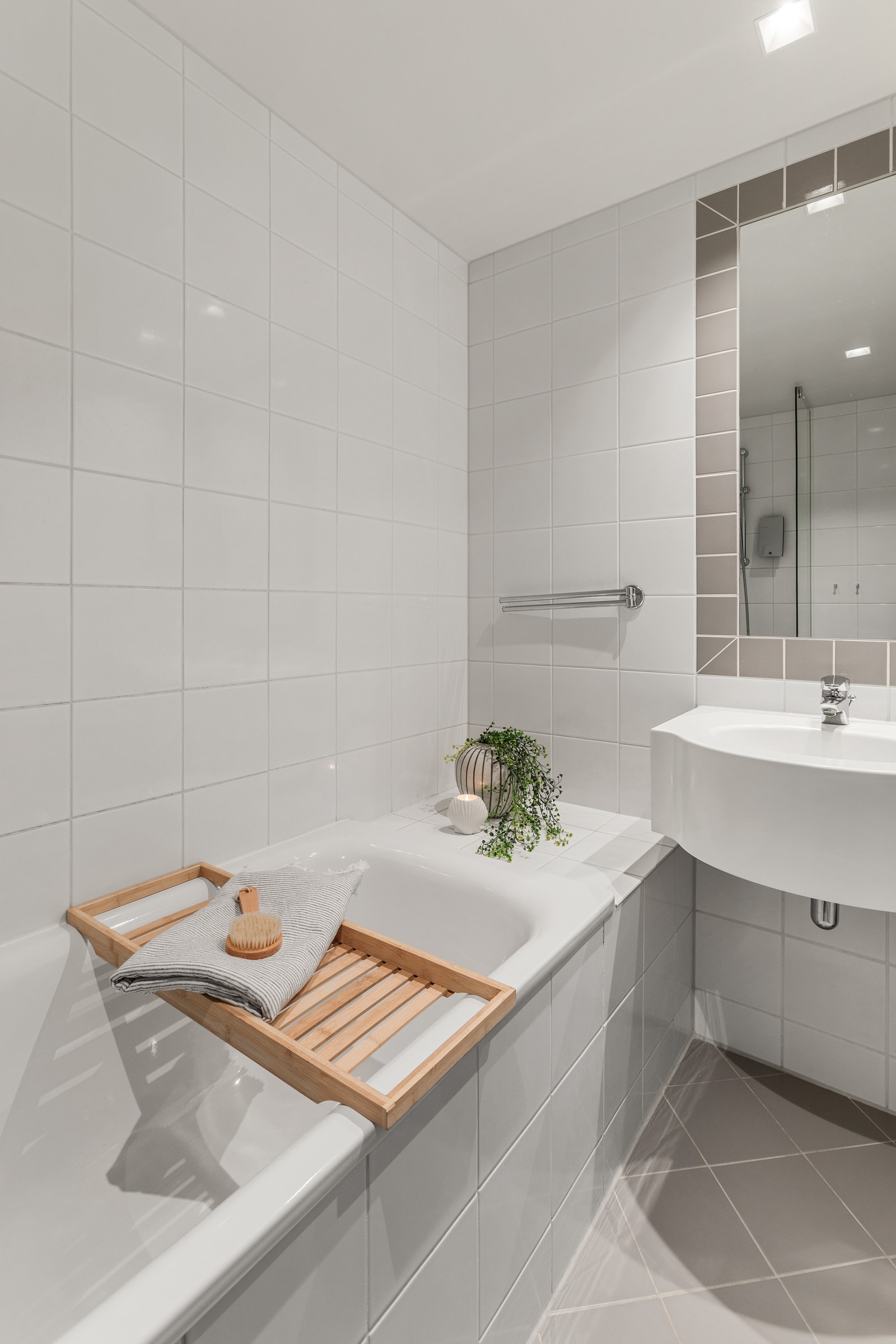 317 har flislagt bad med varmekabler, badekar og dusjløsning. Galleribilde