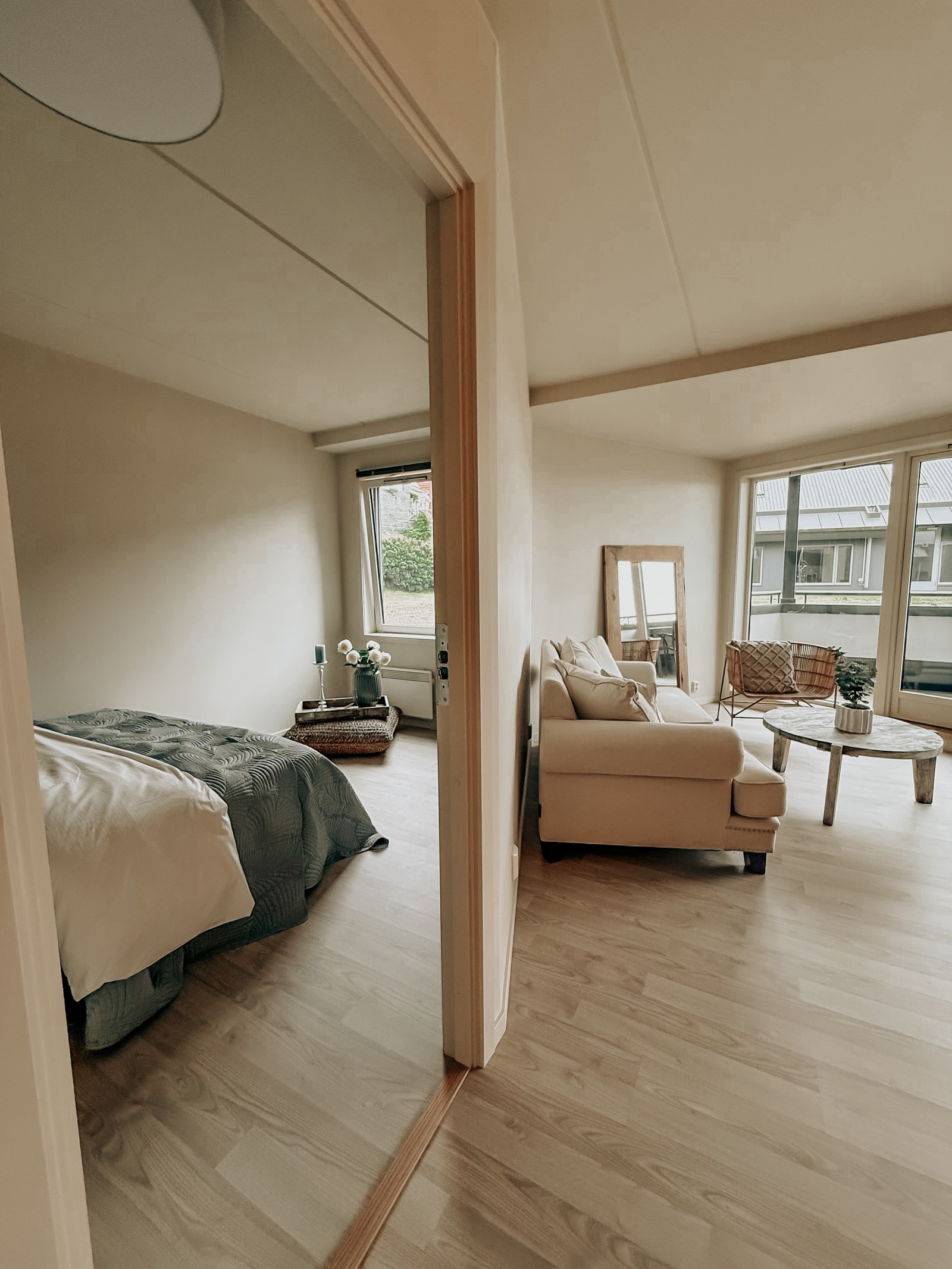 Bilde er fra leilighet 317 slik den fremstår nå. Nytt gulv. Pussede og malte overflater. Overbygd terrasse. Galleribilde