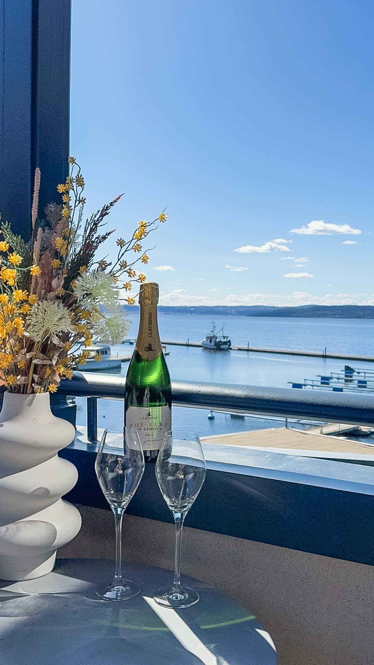Tilsvarende utsikt fra terrassen på leilighet 317, men man ser litt i bygningsmassen på hver side i tillegg til sjøutsikten. Galleribilde