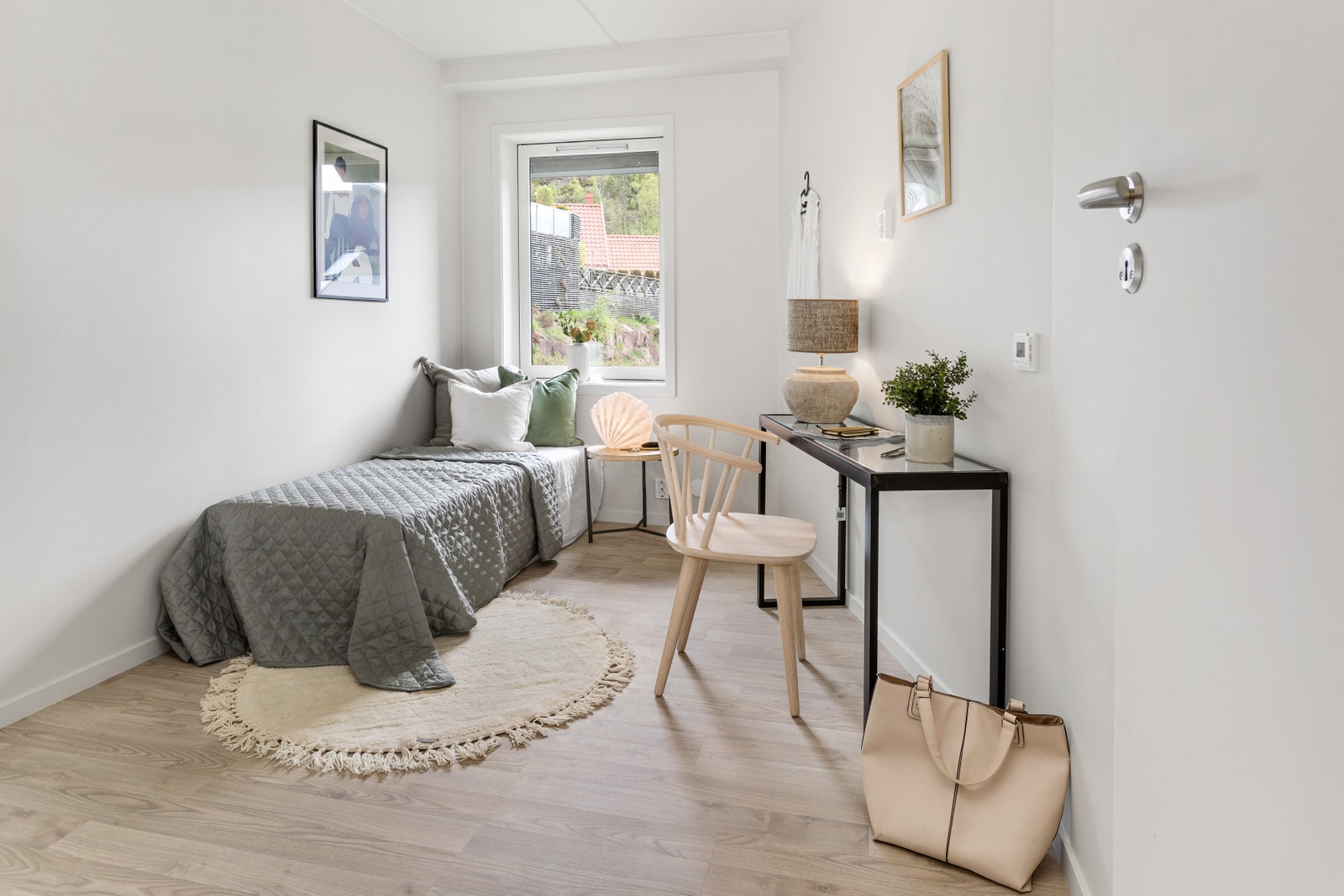 Soverommet vist med seng med vinduet. Mulighet for dobbeltseng i tillegg. Galleribilde