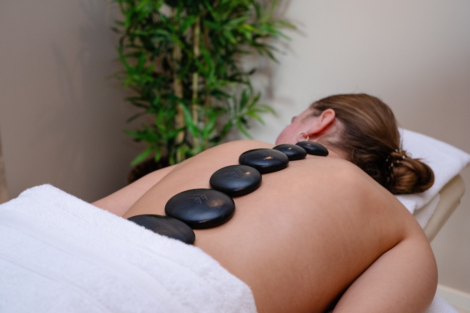 Hot Stone er en av behandlingene vi tilbyr i vår SPA-avdeling Galleribilde