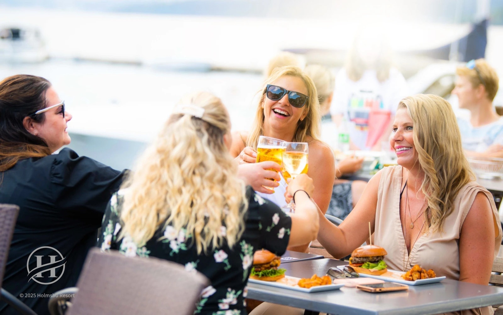 Stemning rundt bordet. Servering inne og ute i sommersesongen. Galleribilde
