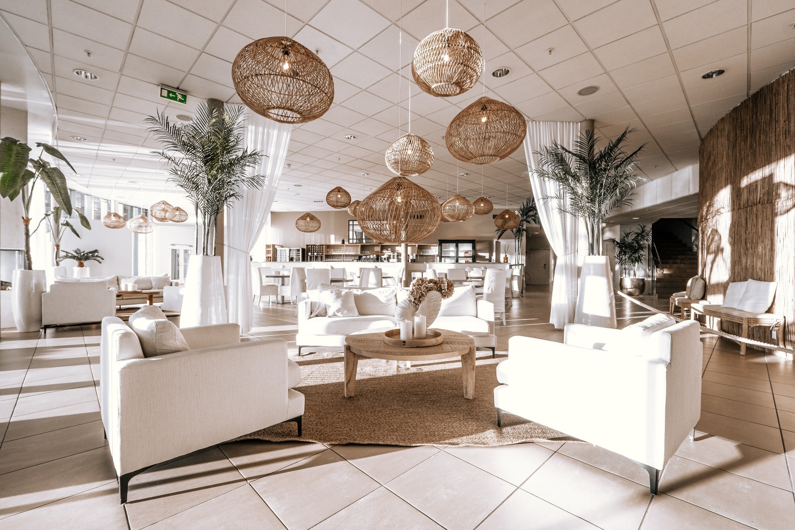 Vakker trendy lobbyrestaurant hvor du kan nyte den flotte utsikten med god mat og drikke Galleribilde