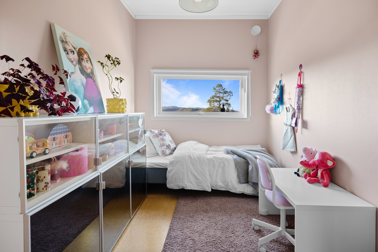 Det er totalt 4 soverom i huset, 2 av disse soverommene er i 1.etasje. Blandt annet et flott barnerom god størrelse. Galleribilde