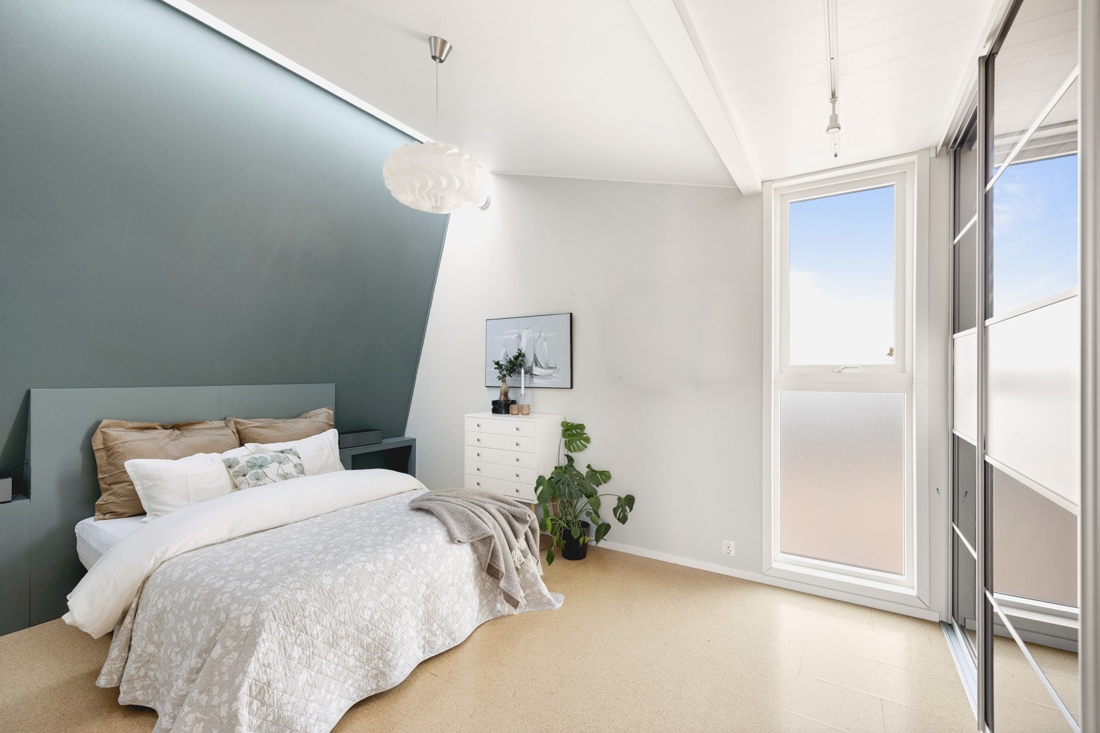 Hovedsoverommet er av god størresle og har god med oppbevaringsmuligheter i garderobeskap Galleribilde