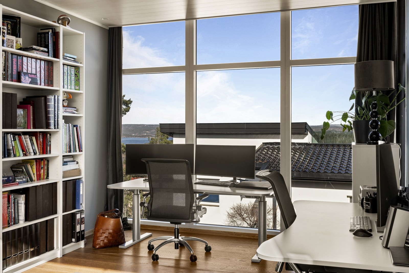 Stort kontor med flott utsikt Galleribilde